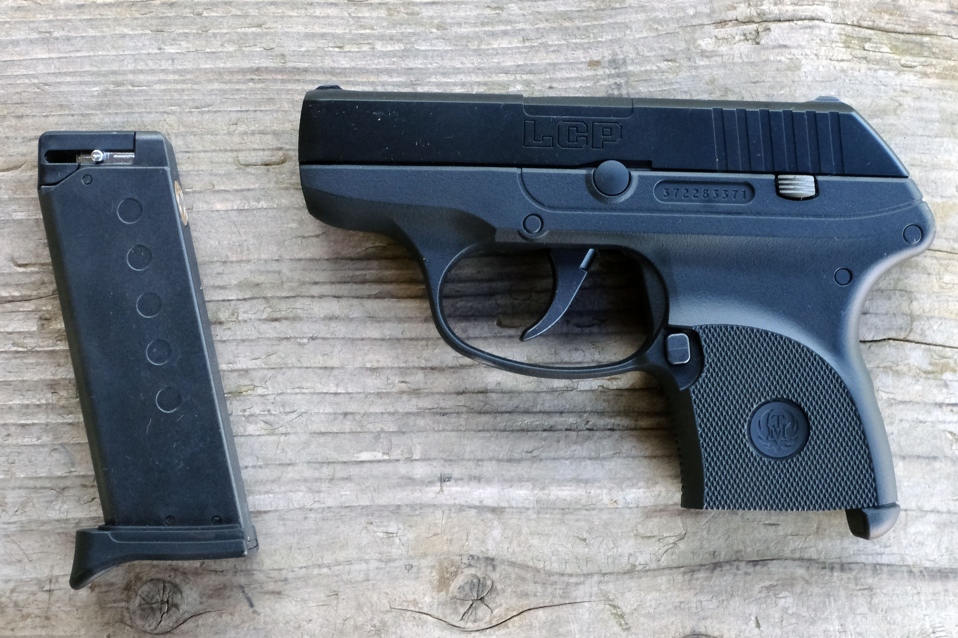 マガジンはダイキャスト製、銃本体は樹脂製だが、スライドとフレームがの塗り分けが違ったり、外見からは固定スライドであることを感じさせない