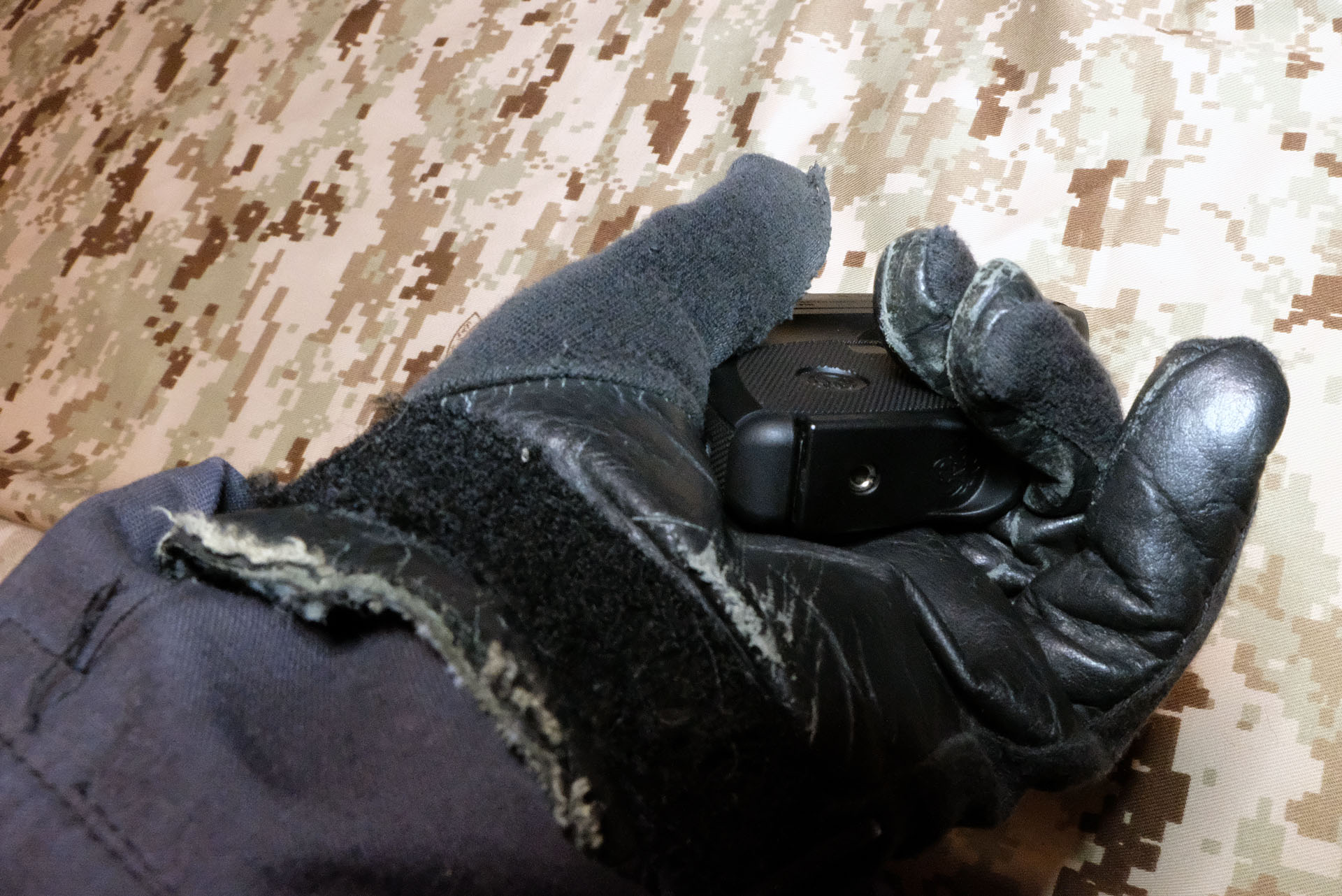 グリップは小指1本分余ってすっぽりと手の中に収まってしまう