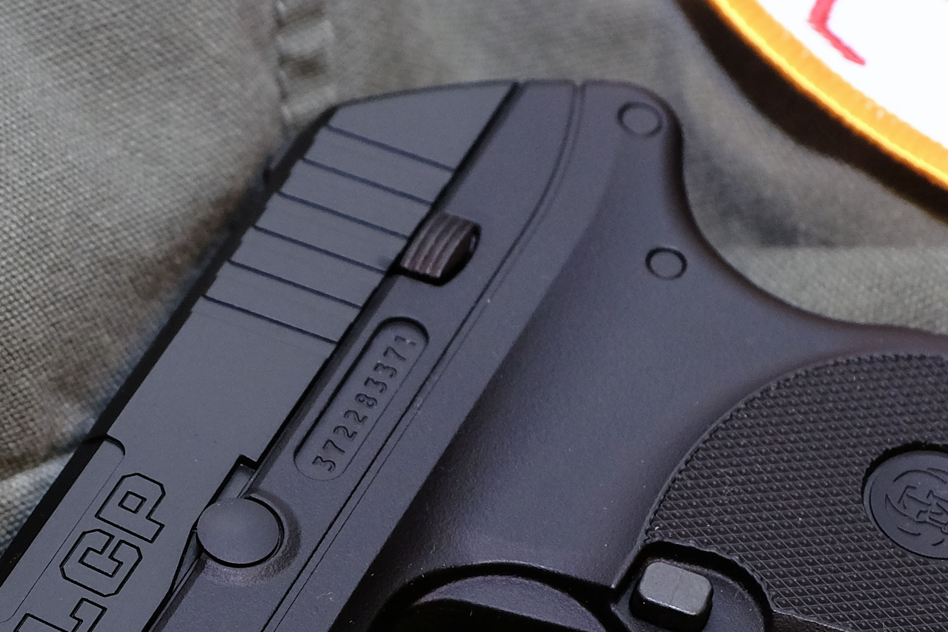 実銃のホールドオープンレバーが安全装置となっている