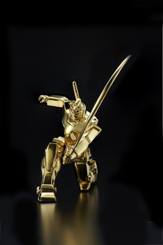 シャアも驚く純金仕様。ガンダムやシャアザクの純金像が数量限定で発売