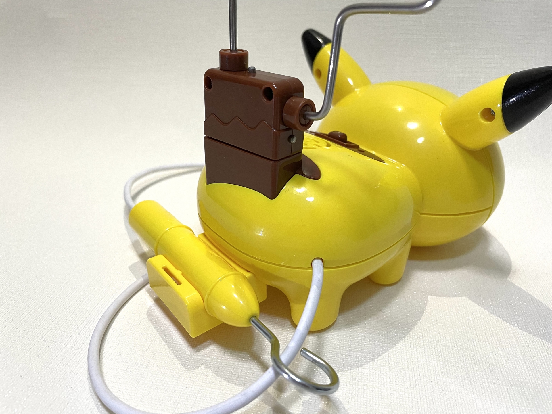 尻尾のコースはガチャッとはめ込む感じでセットする。お尻の後ろにはスティックを置ける場所がある