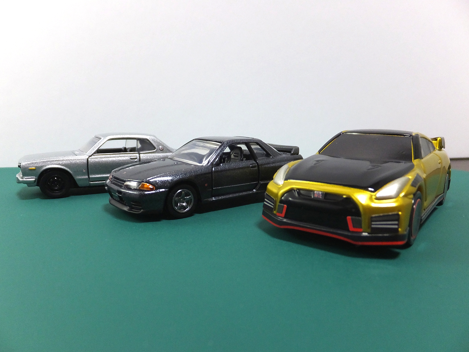 左からトミカプレミアム「34 日産 スカイライン GT-R（KPGC10）」、トミカプレミアム「26 日産 スカイライン GT-R（BNR32）」