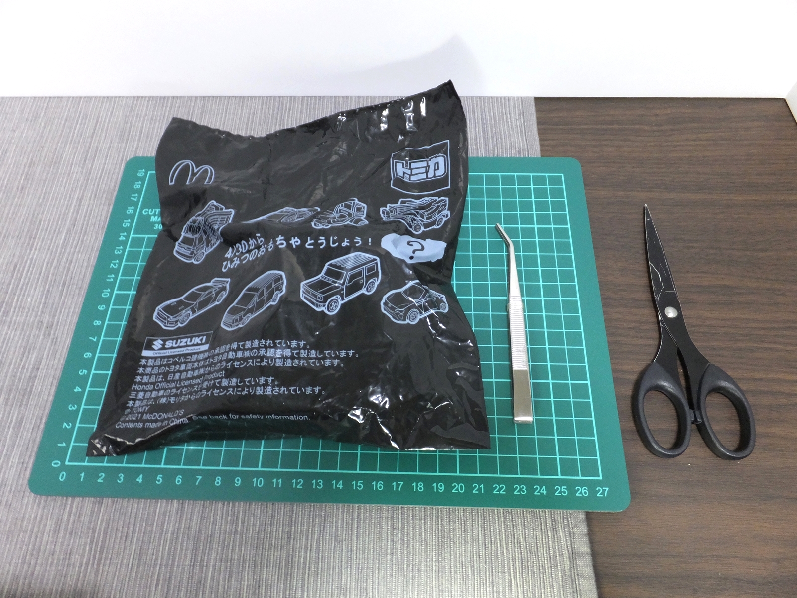 ハッピーセット「トミカ」のパッケージ。ピンセットとはさみは用意しておくと便利