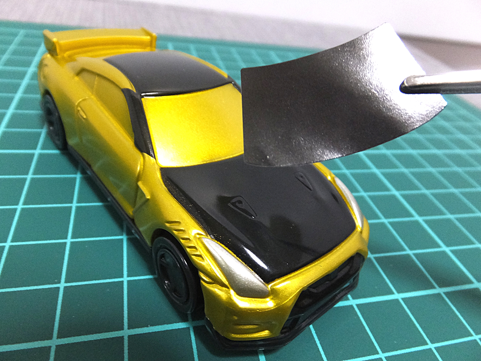 まずはフロントガラス。粘着力が強いので失敗に注意！