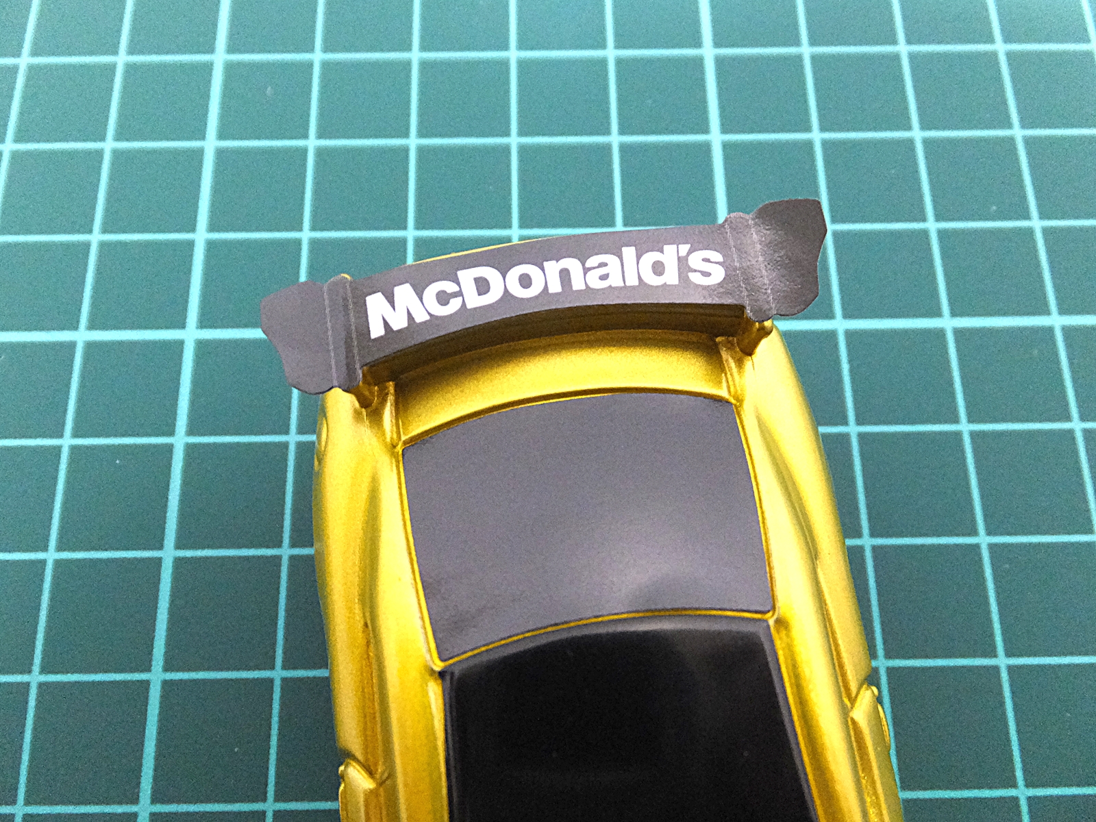 リアスポイラーにはマクドナルドの文字が！
