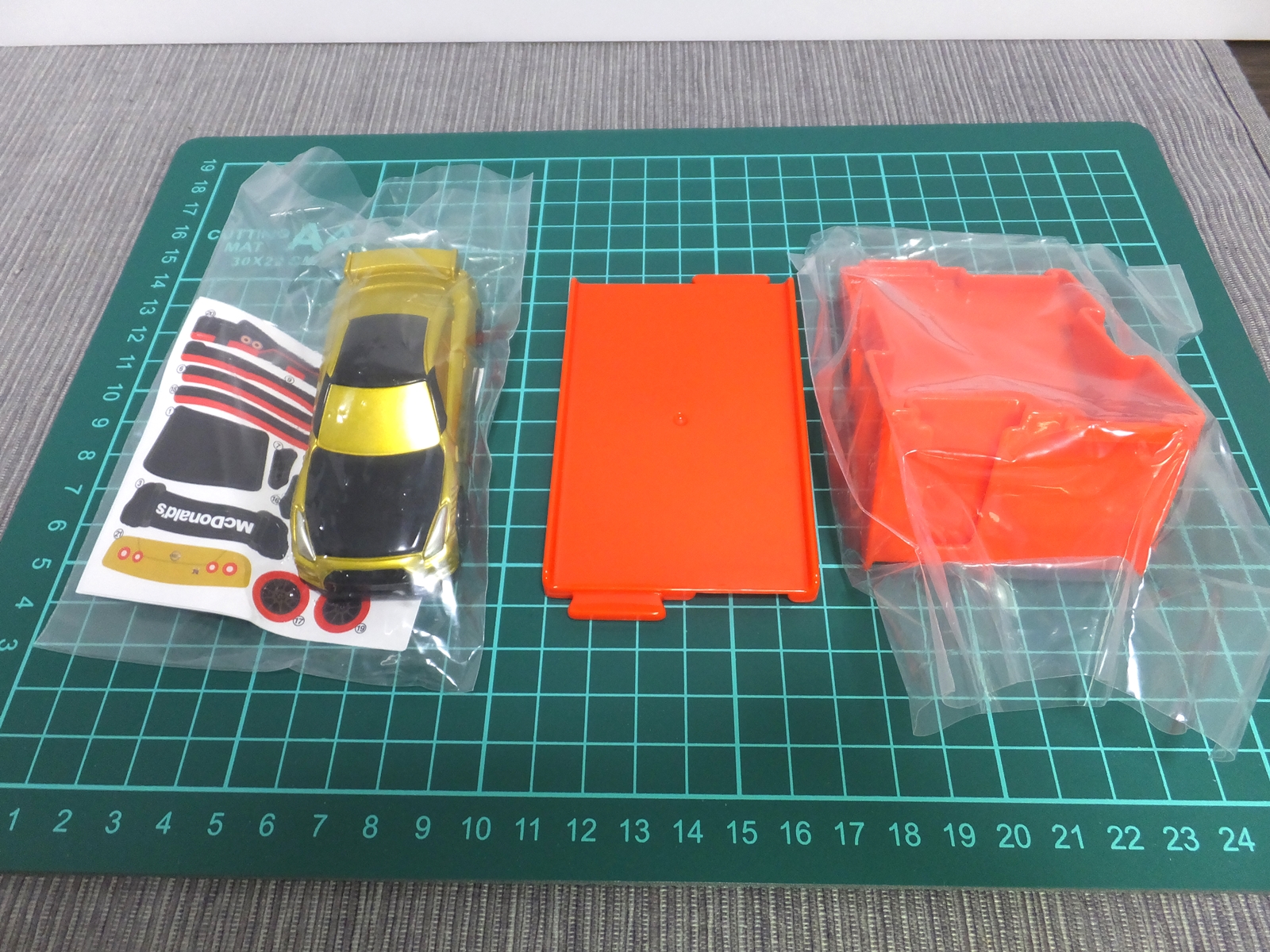 袋の中には車体、シール、スペシャルパーツが封入されている