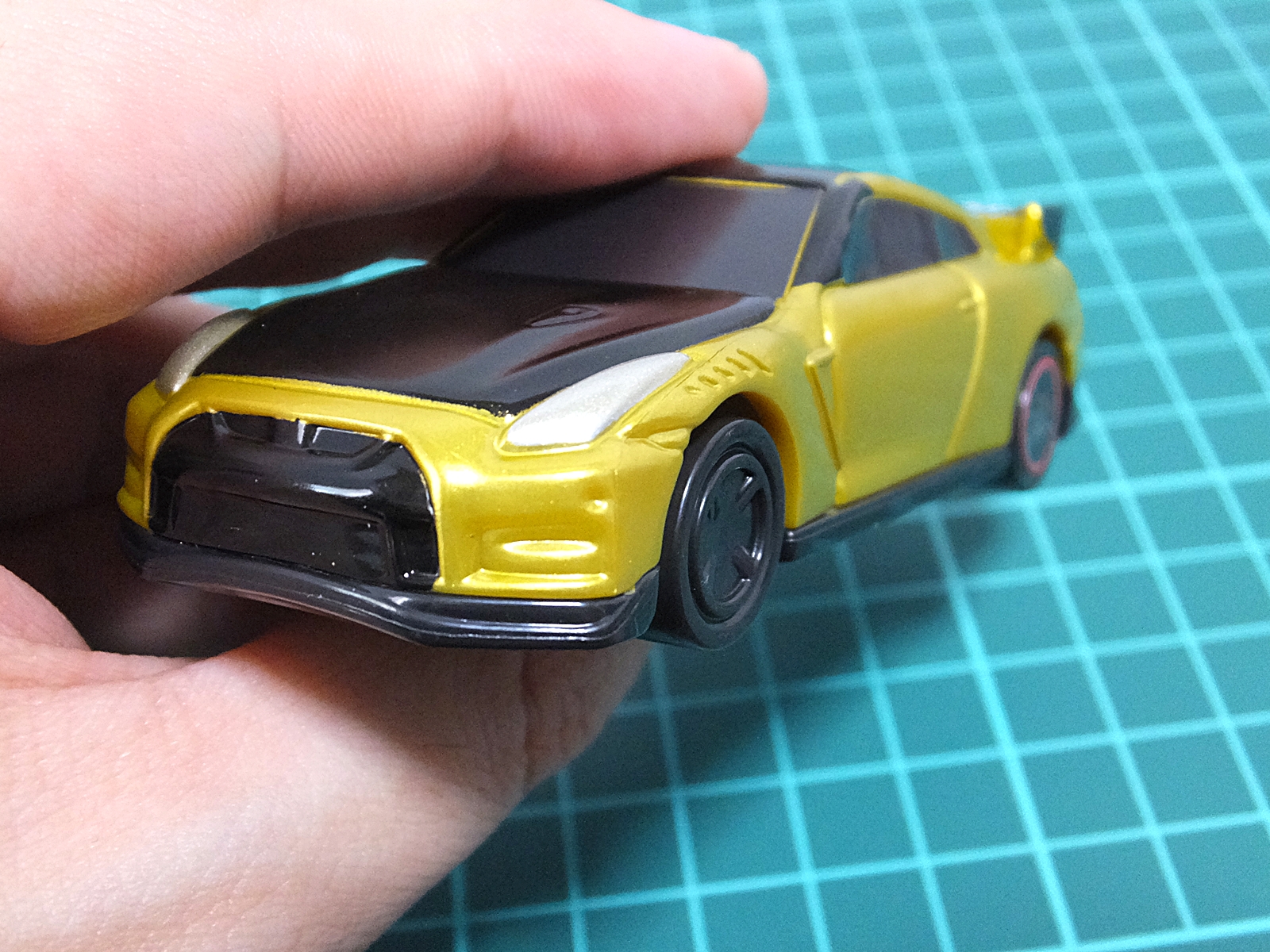 シールを貼るべき場所には窪みなどの目印がある