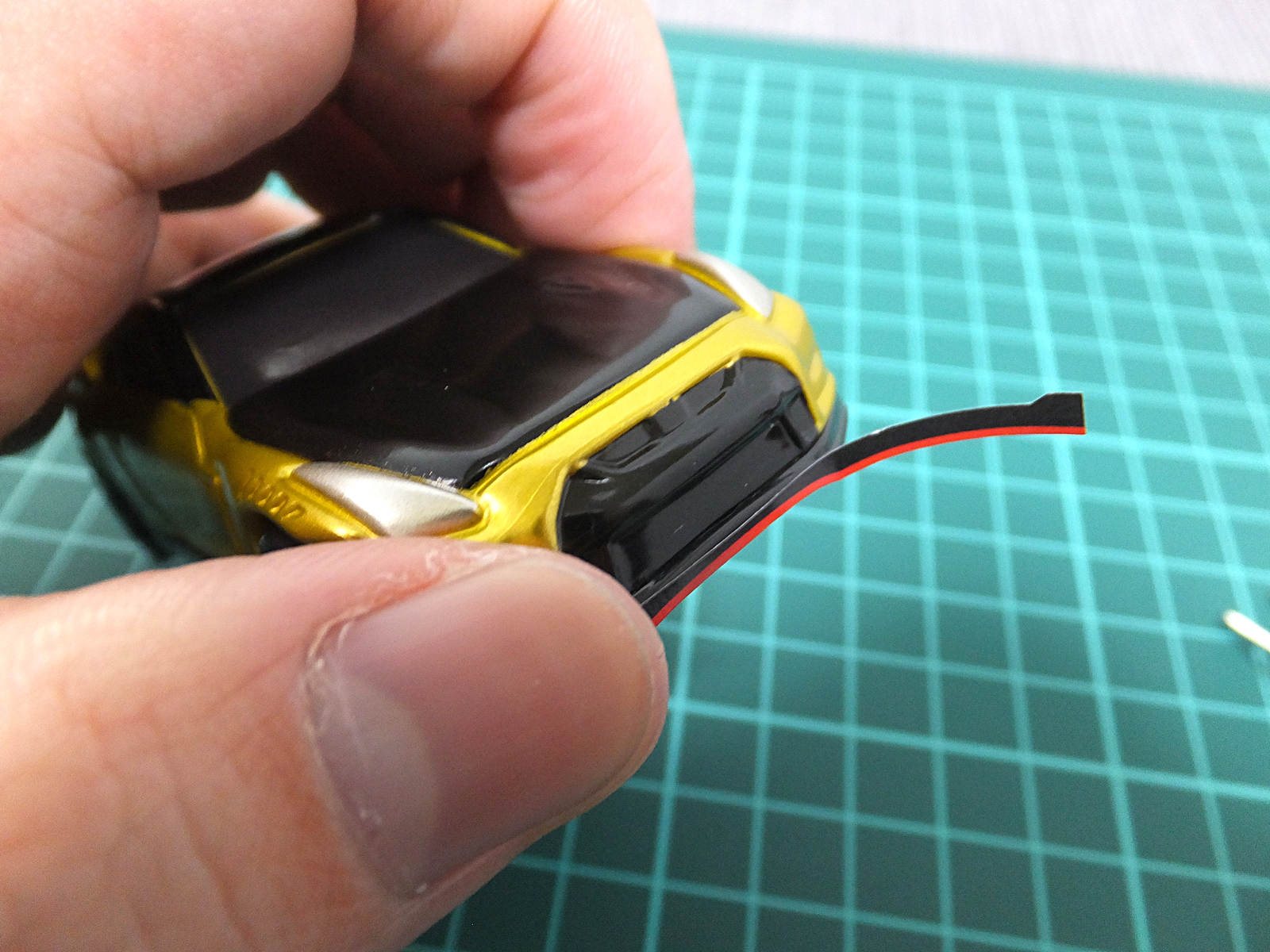 フロントバンパーにあるカナードも白い線で再現