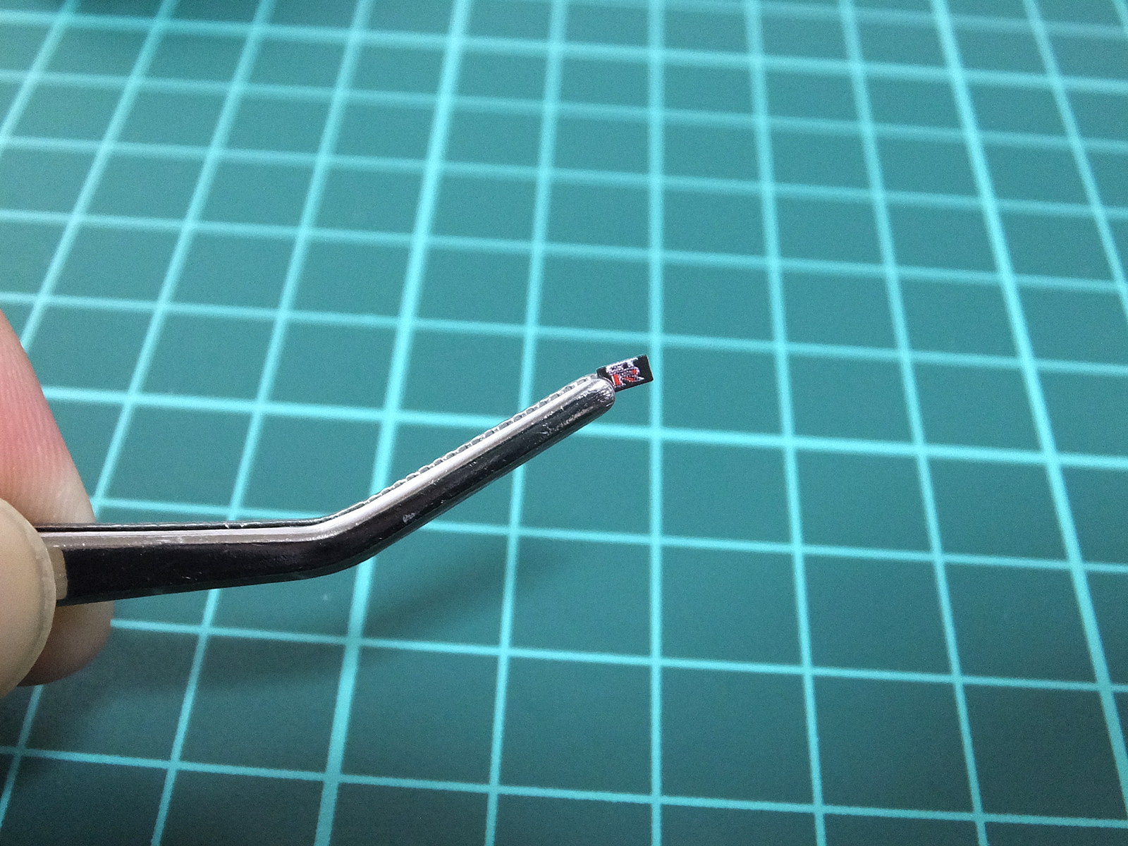 今回最大の難所「エンブレム」。あまりにも小さい！