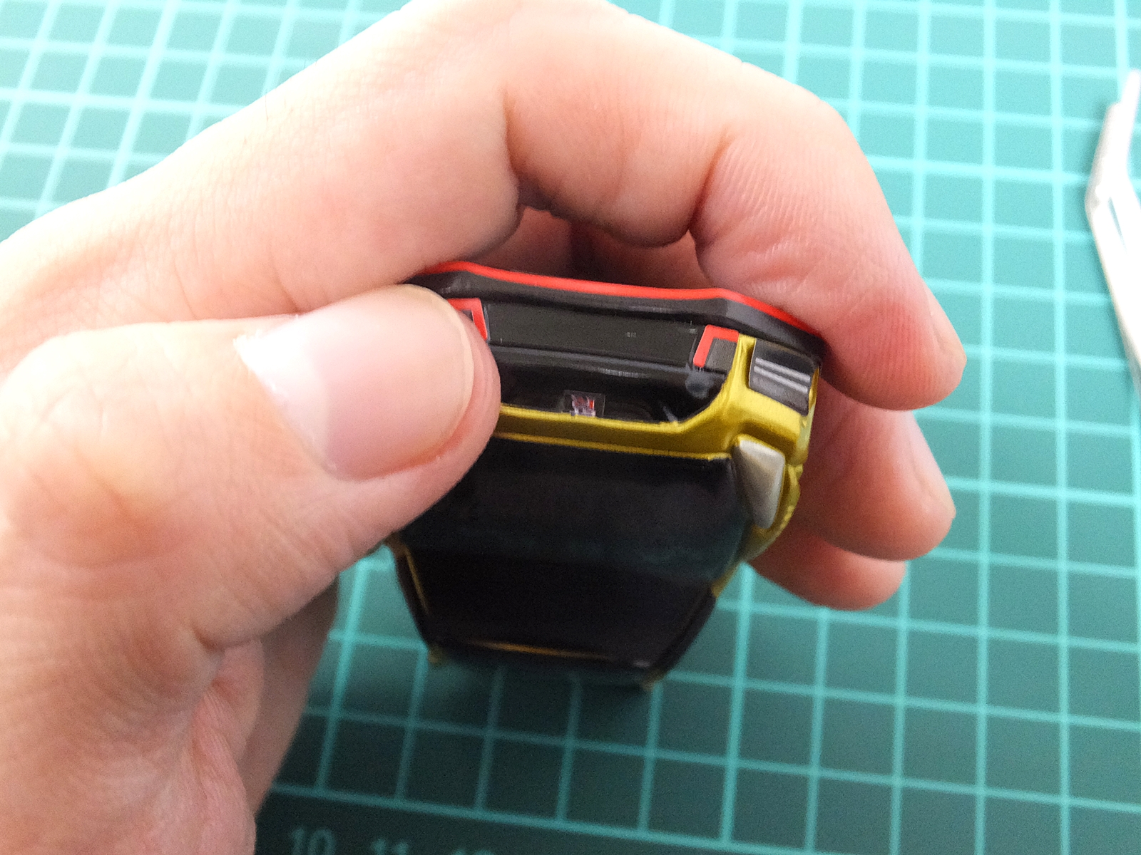 クルマの印象が決まるので、丁寧に貼りたいところ