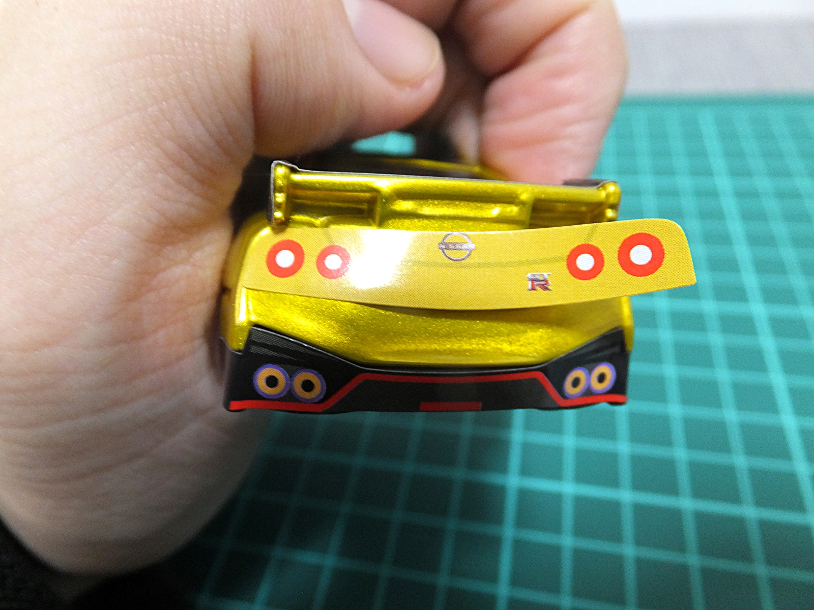 そしてGT-Rのアイコン「丸型4灯テールランプ」を貼り付け