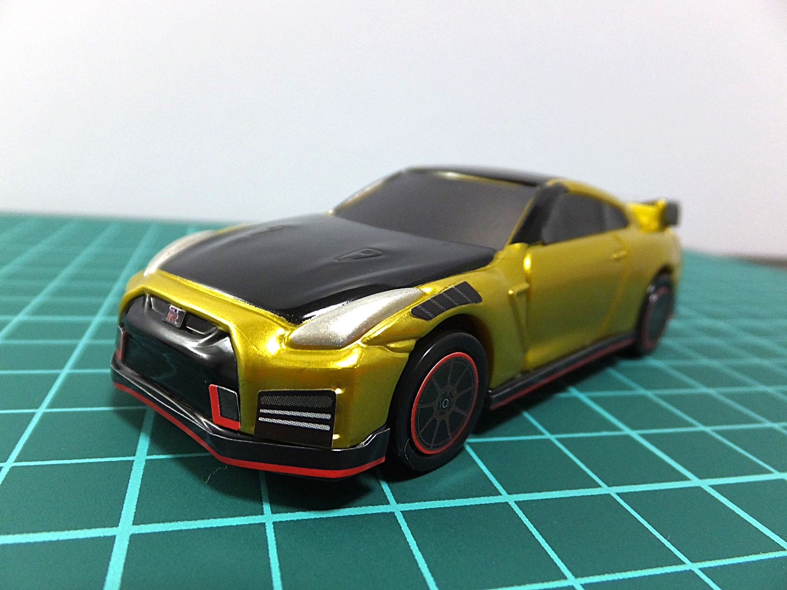 戦隊ロボのような、質実剛健なフォルムがGT-Rの魅力