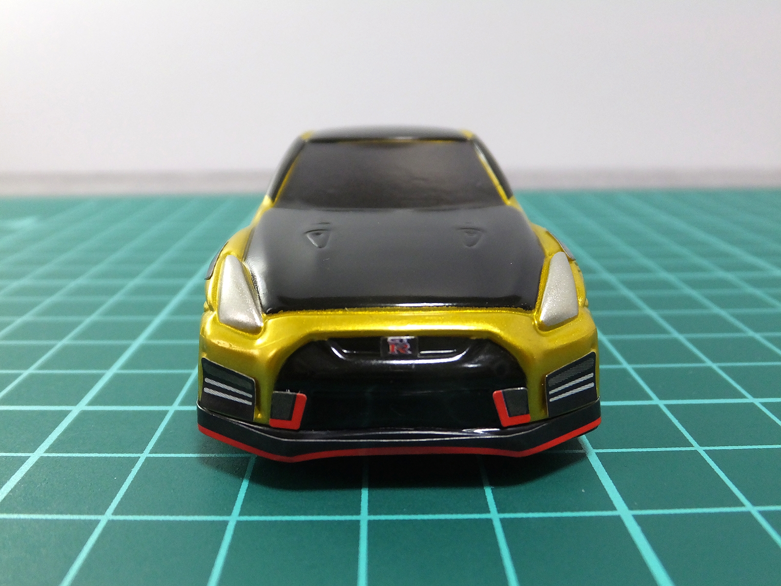 存在感ある巨大なカーボンルーフ