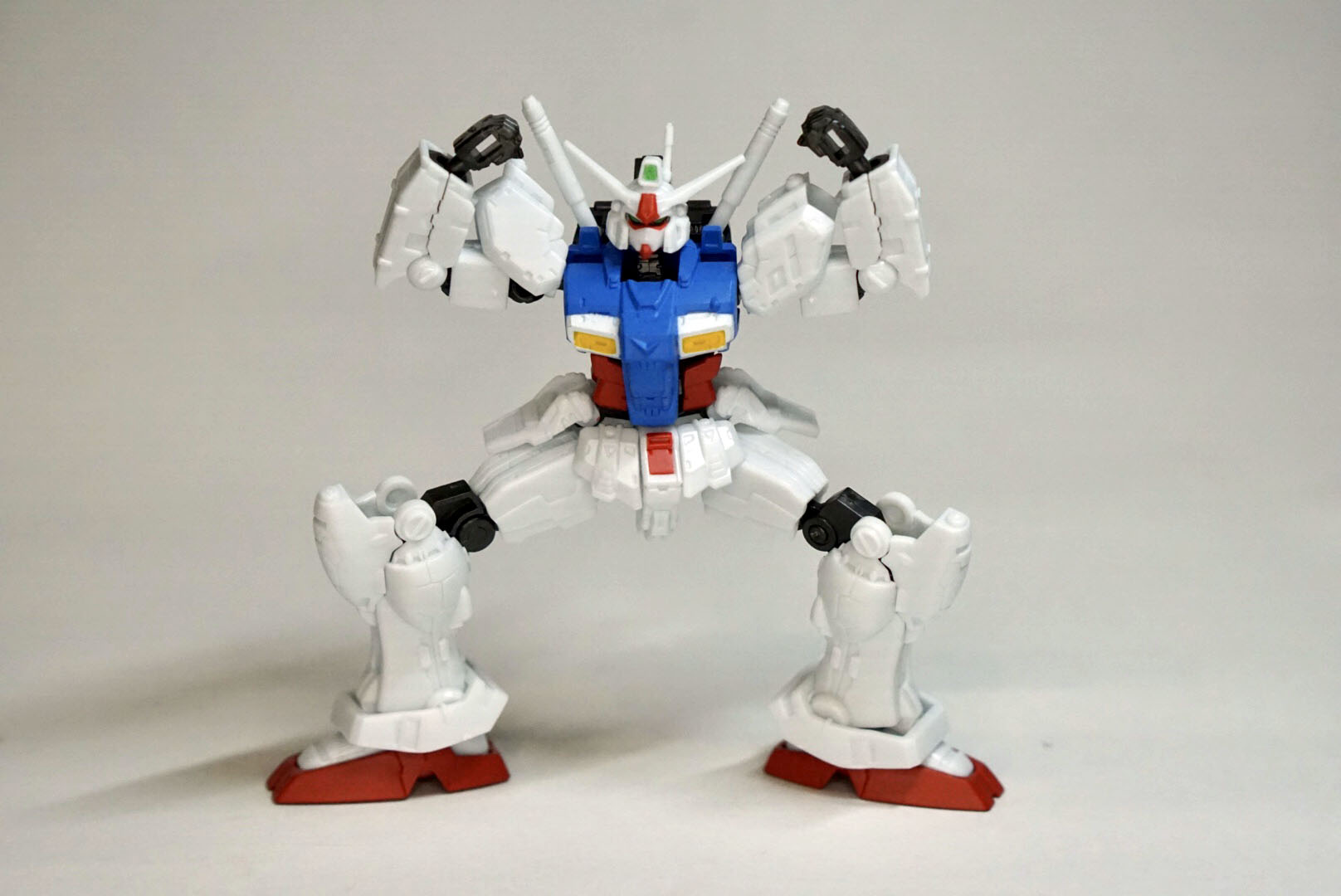 そしてこの可動！　通常のアクションフィギュアを超えるほどに可動関節と、可動域があります