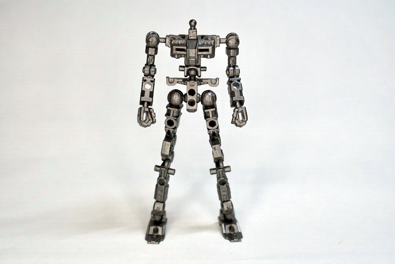 フレーム全体を金属色で塗装。光が当たるとギラリと輝きます。塗装前とは大きくイメージが変わったと思います。このフレームにアーマーをつけることで、質感は変わるでしょうか？
