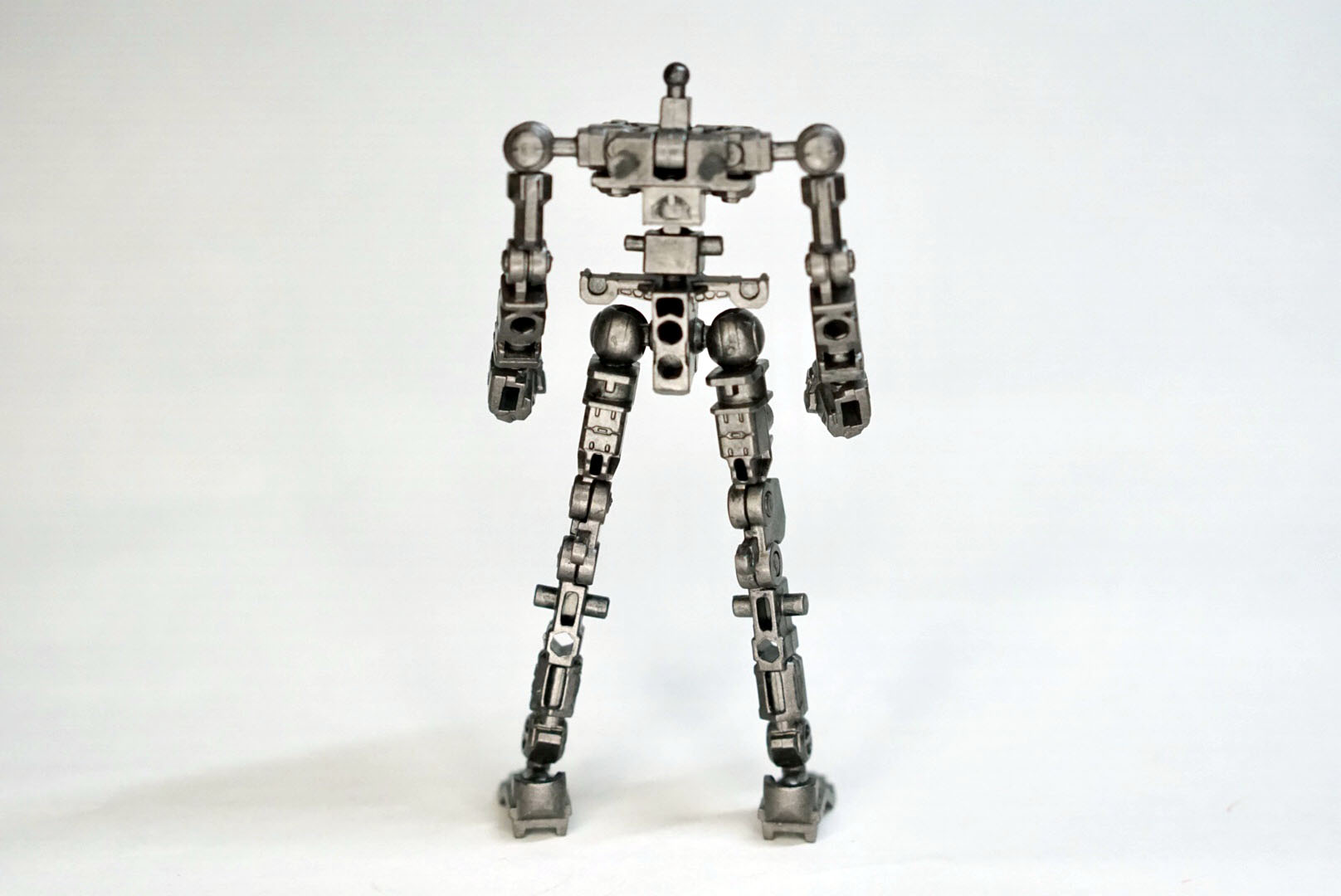 フレーム全体を金属色で塗装。光が当たるとギラリと輝きます。塗装前とは大きくイメージが変わったと思います。このフレームにアーマーをつけることで、質感は変わるでしょうか？