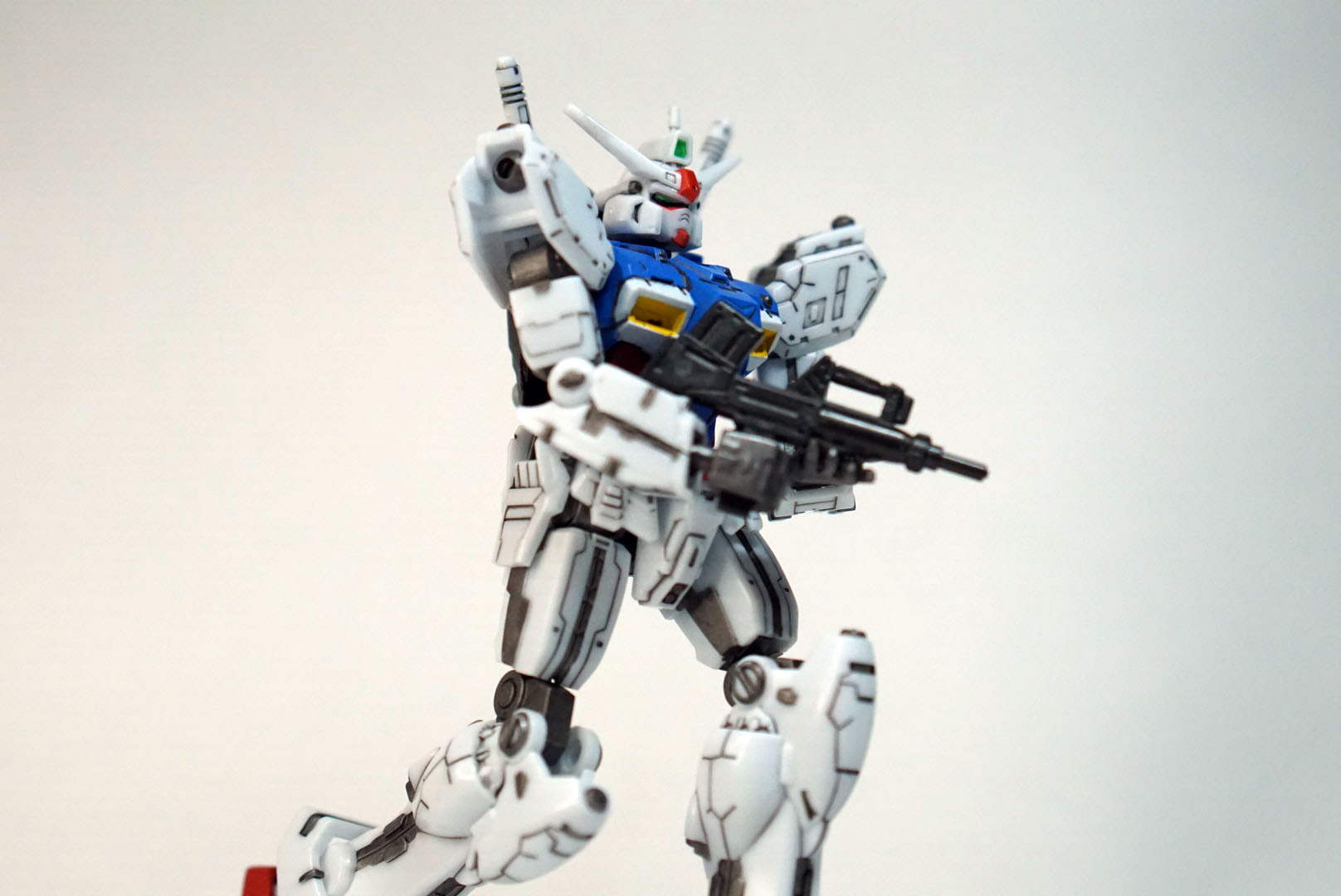 陸戦モビルスーツらしい歩行ポーズです