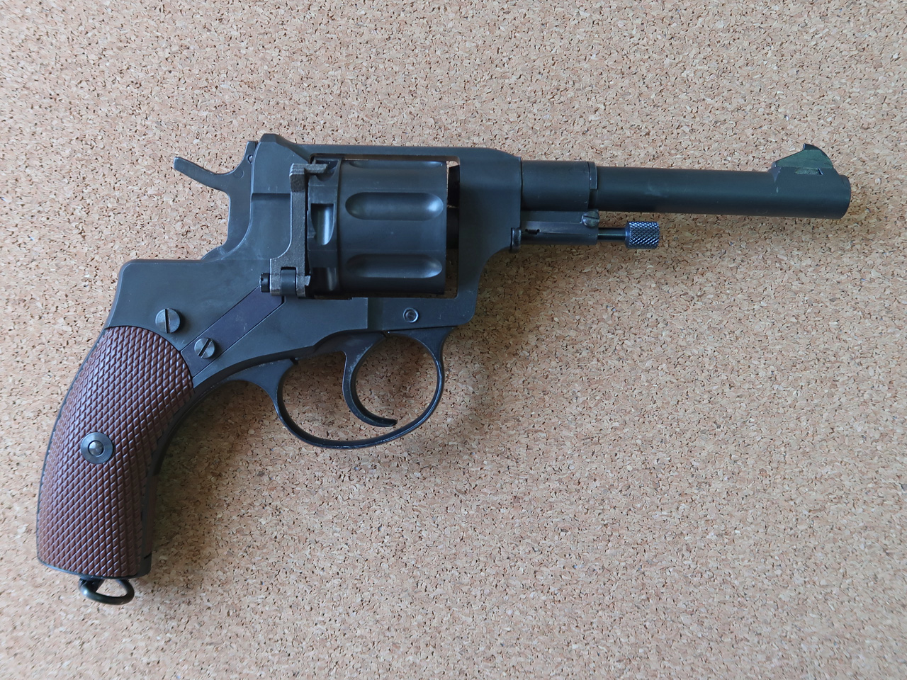 東側で広く使用された回転式拳銃