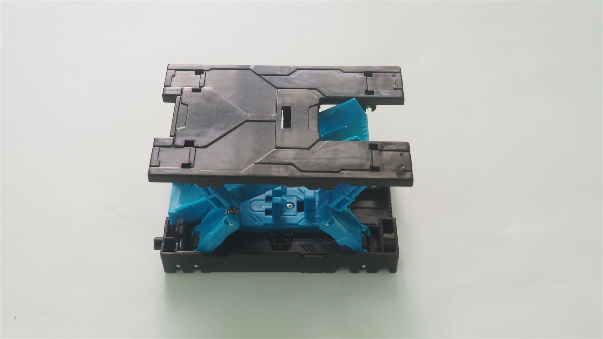 「004 リフトロード」の変形後。道全体が持ち上がり、その下をかいくぐってくるイメージだ