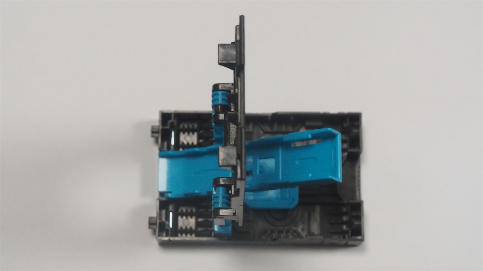 「006 タワーロード」の変形後。高いタワーがそびえ立つ