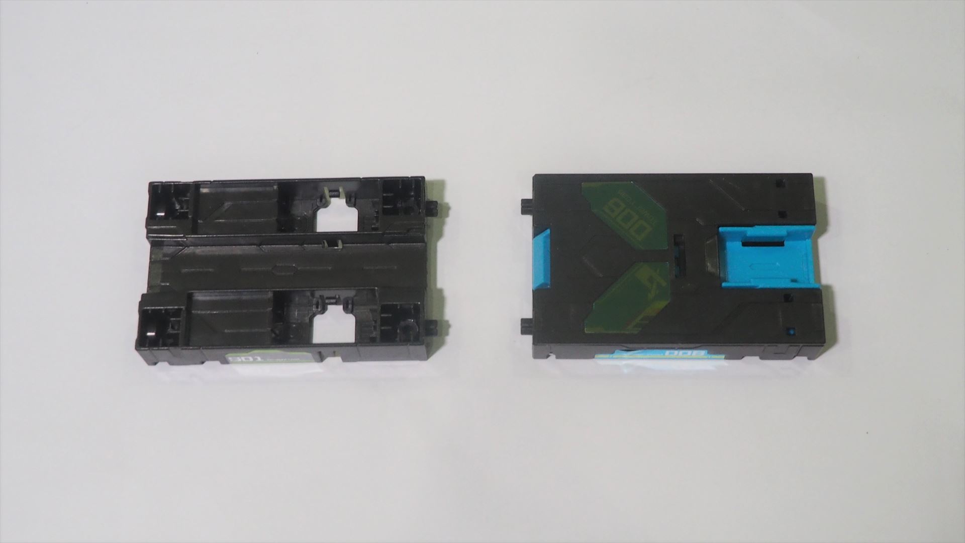 「CR-04 ブースターパック タワーロード」の内容物。「006 タワーロード」と「ストレートロード」が1つずつ入っている