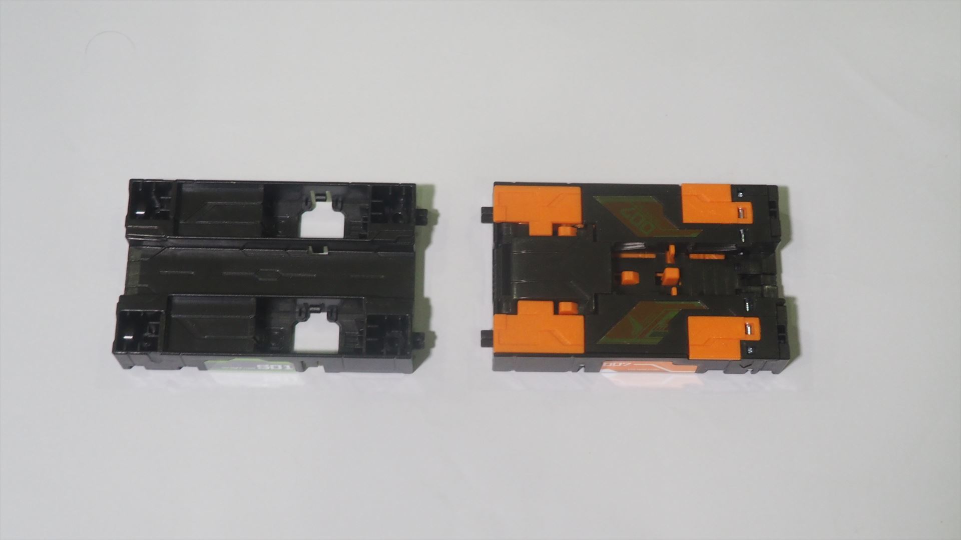 「CR-05 ブースターパック バーティカルロード」の内容物。「007 バーティカルロード」と「ストレートロード」が1つずつ入っている