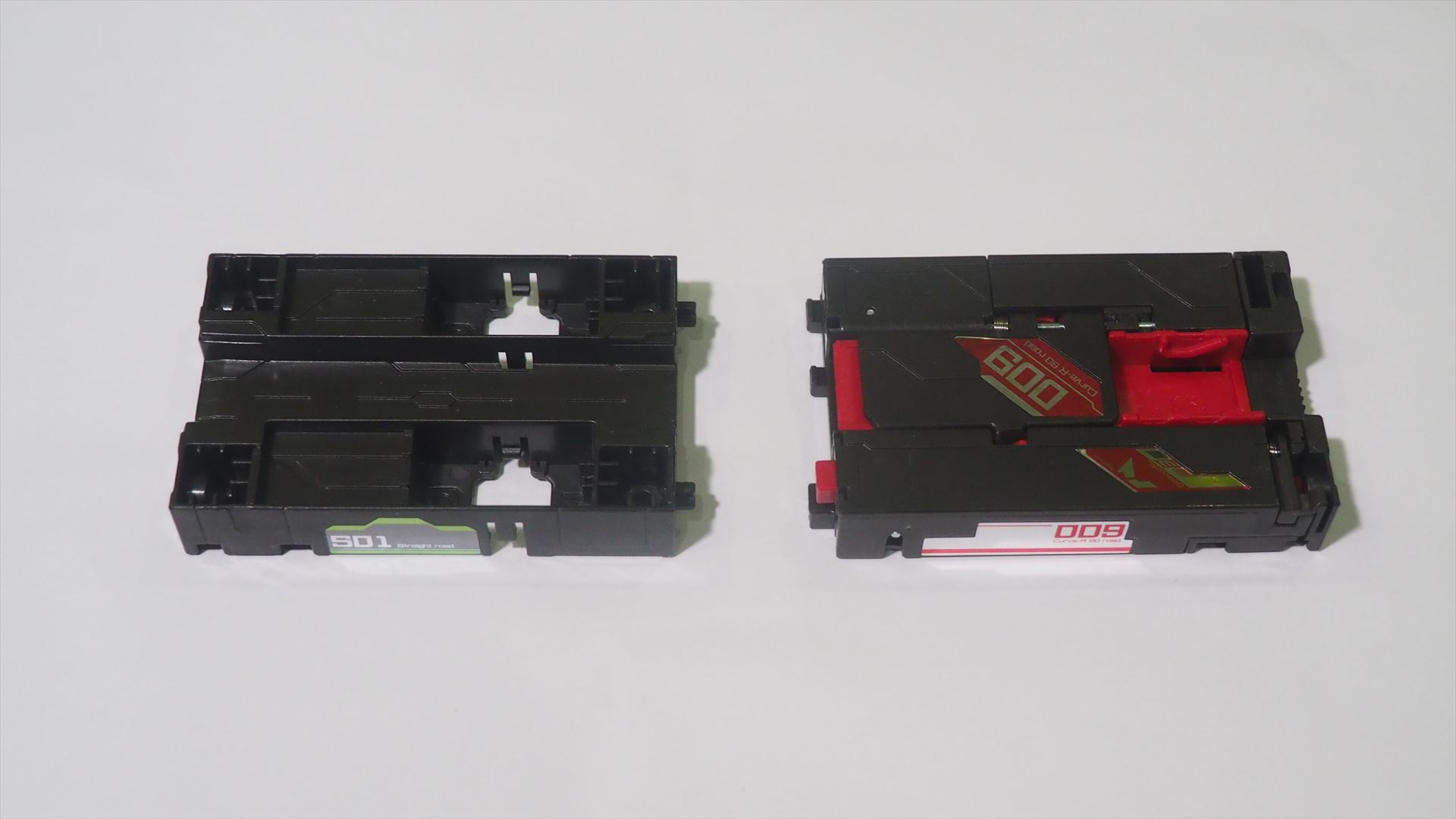 「CR-06 ブースターパック カーブR90ロード」の内容物。「009 カーブR90ロード」と「ストレートロード」が1つずつ入っている