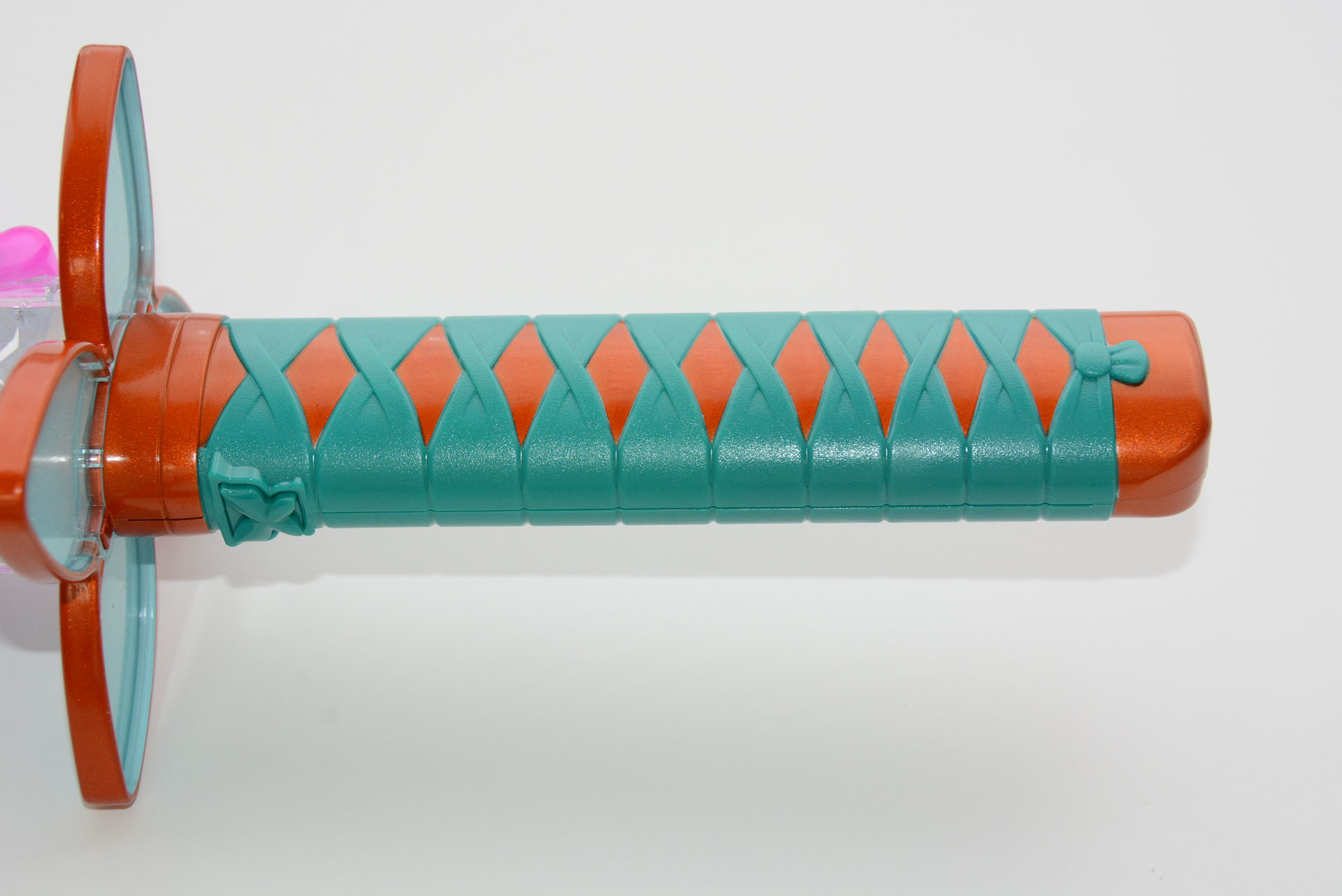 柄頭にメインスイッチがあり、柄の部分のボタンを押すと音声が出る。音声はローテーションで展開、短く2回押すとモードが切り替わる