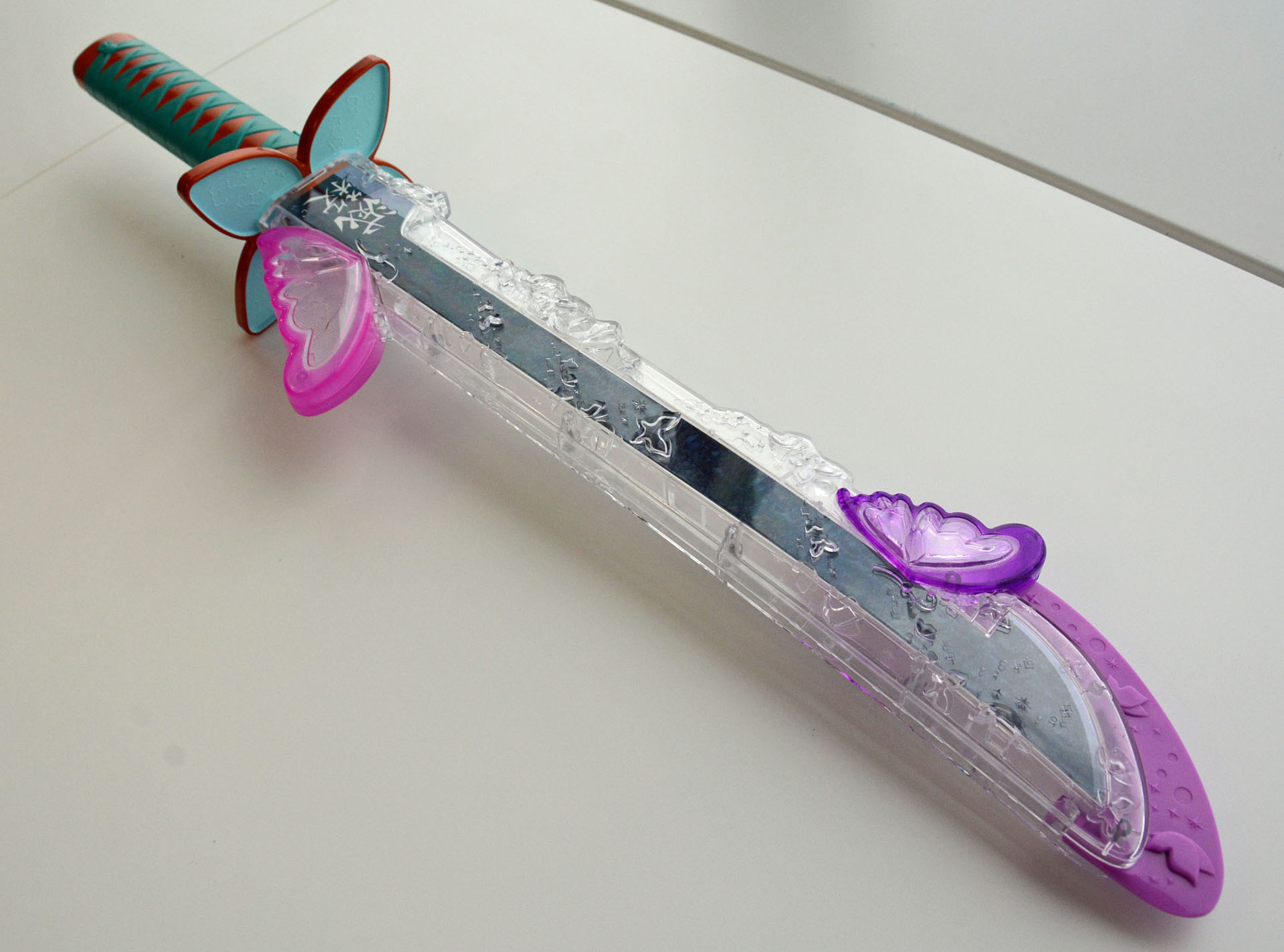 中央にはオリジナルの刀身が確認できる。刀の回りに蝶のエフェクトが舞っているイメージも込められている