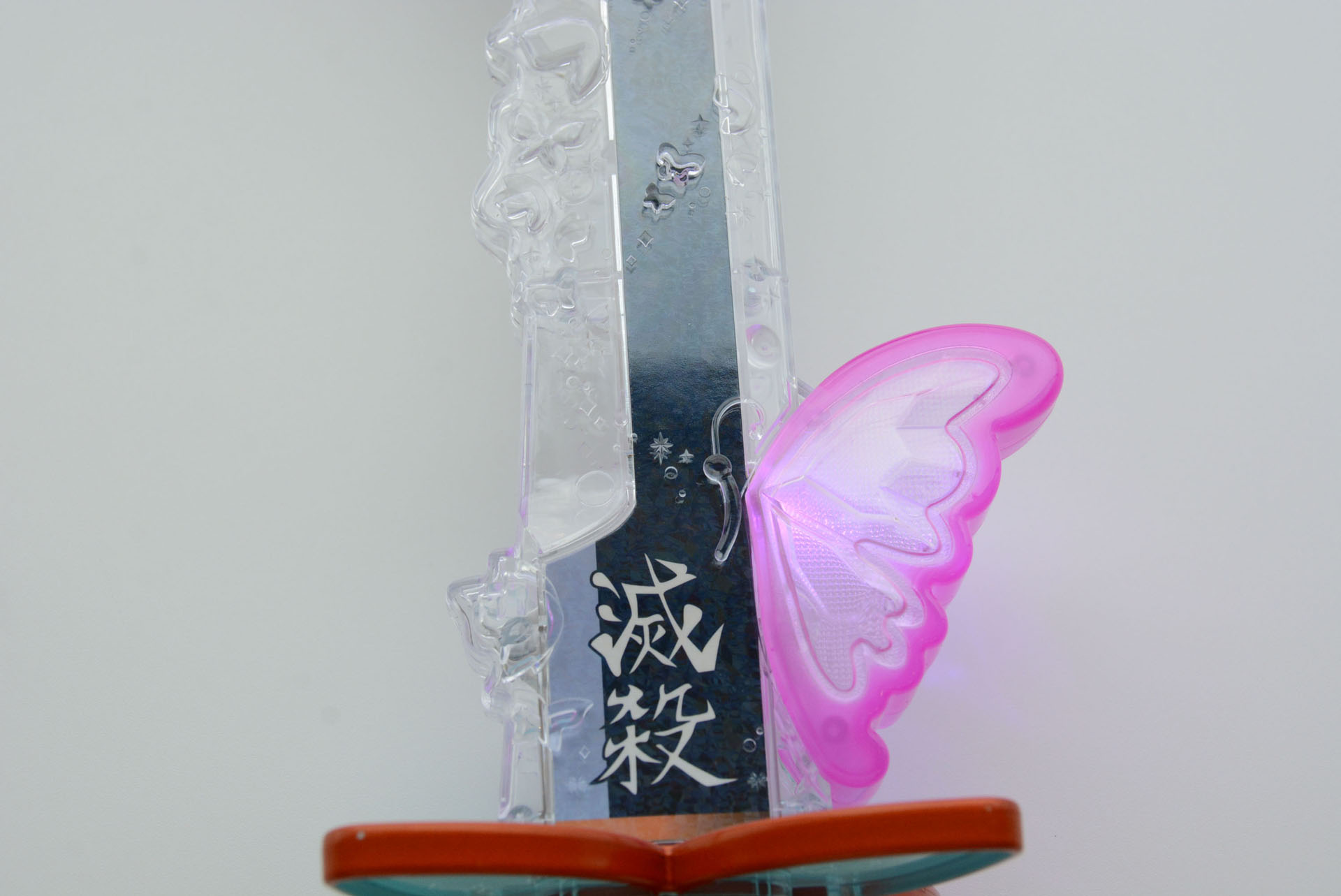 「惡鬼滅殺」の文字。柱の日輪刀にはこの文字が彫られている