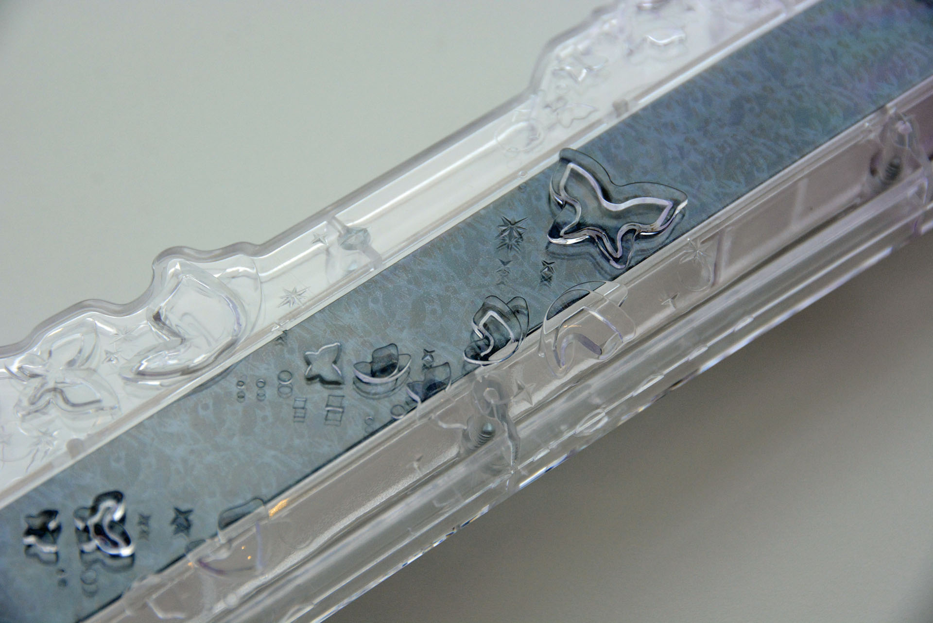 クリアパーツにも細かく蝶の文様が描かれている