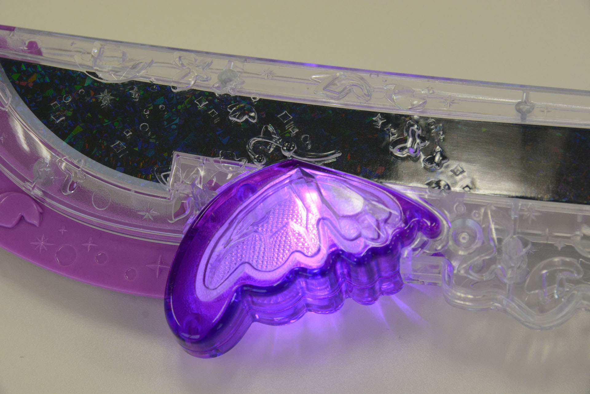 企画者こだわりの光り方。内部の模様がLEDの光を拡散する