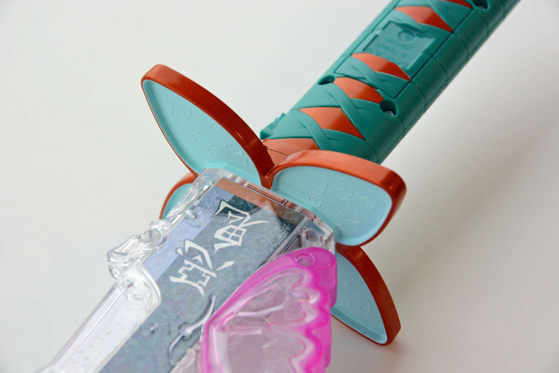 鍔は厚い塗装で、金属風の重量感を表現