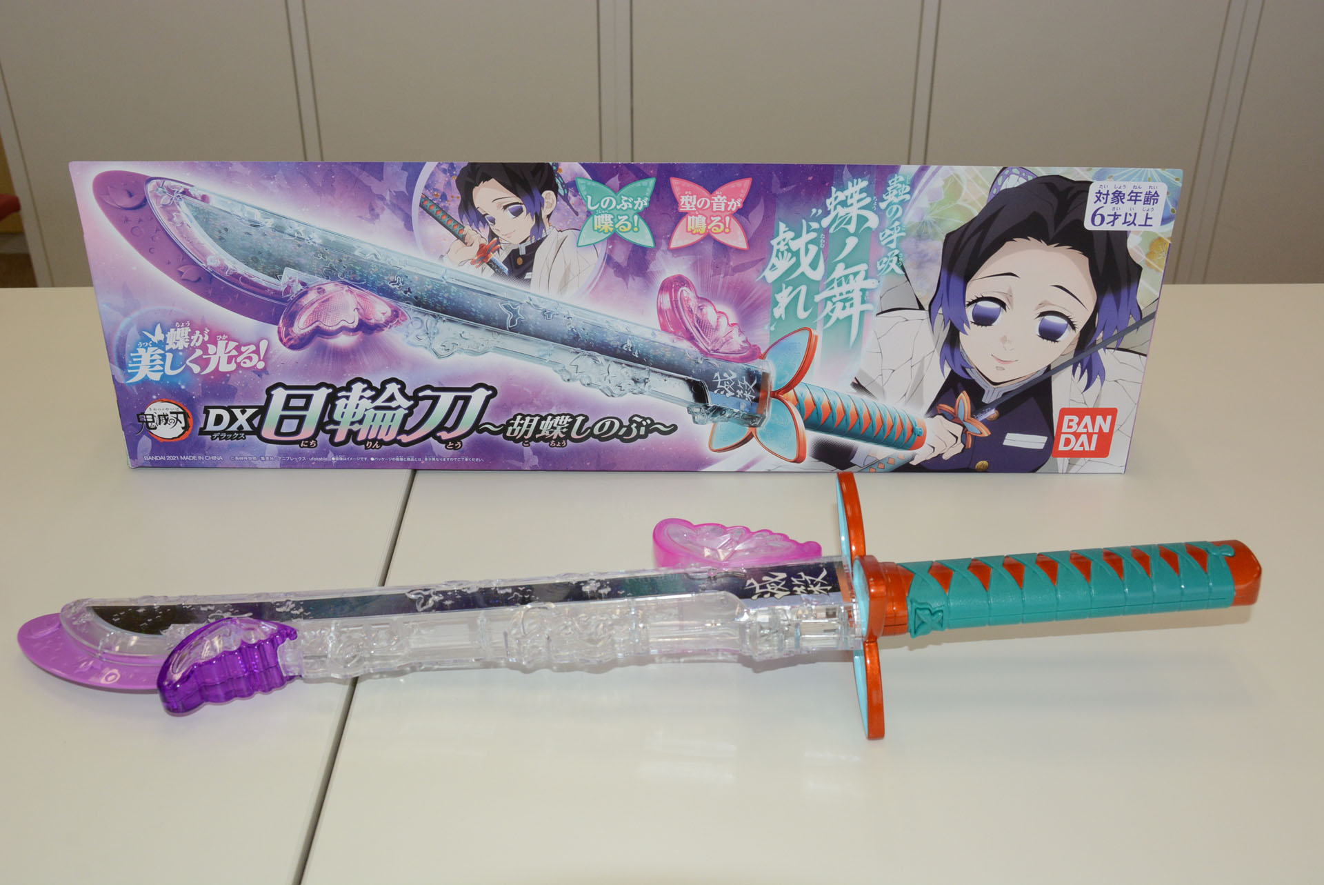 パッケージやロゴもこだわりが詰まっている。しのぶのかっこよさを満喫できる商品だ