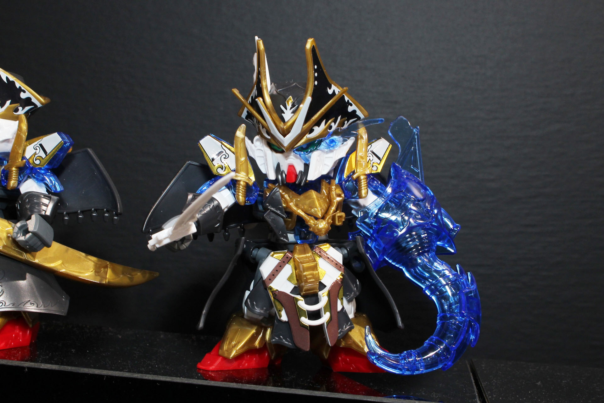 クリア成形の仮面や左手に装備する大型のフックも付属する