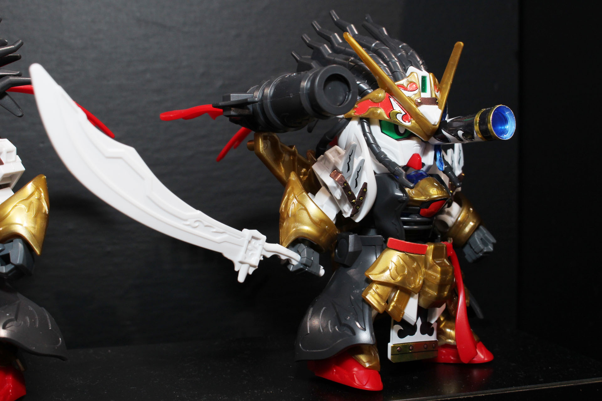 サーベルとキャノン砲を装備している。仮面は望遠鏡になっている