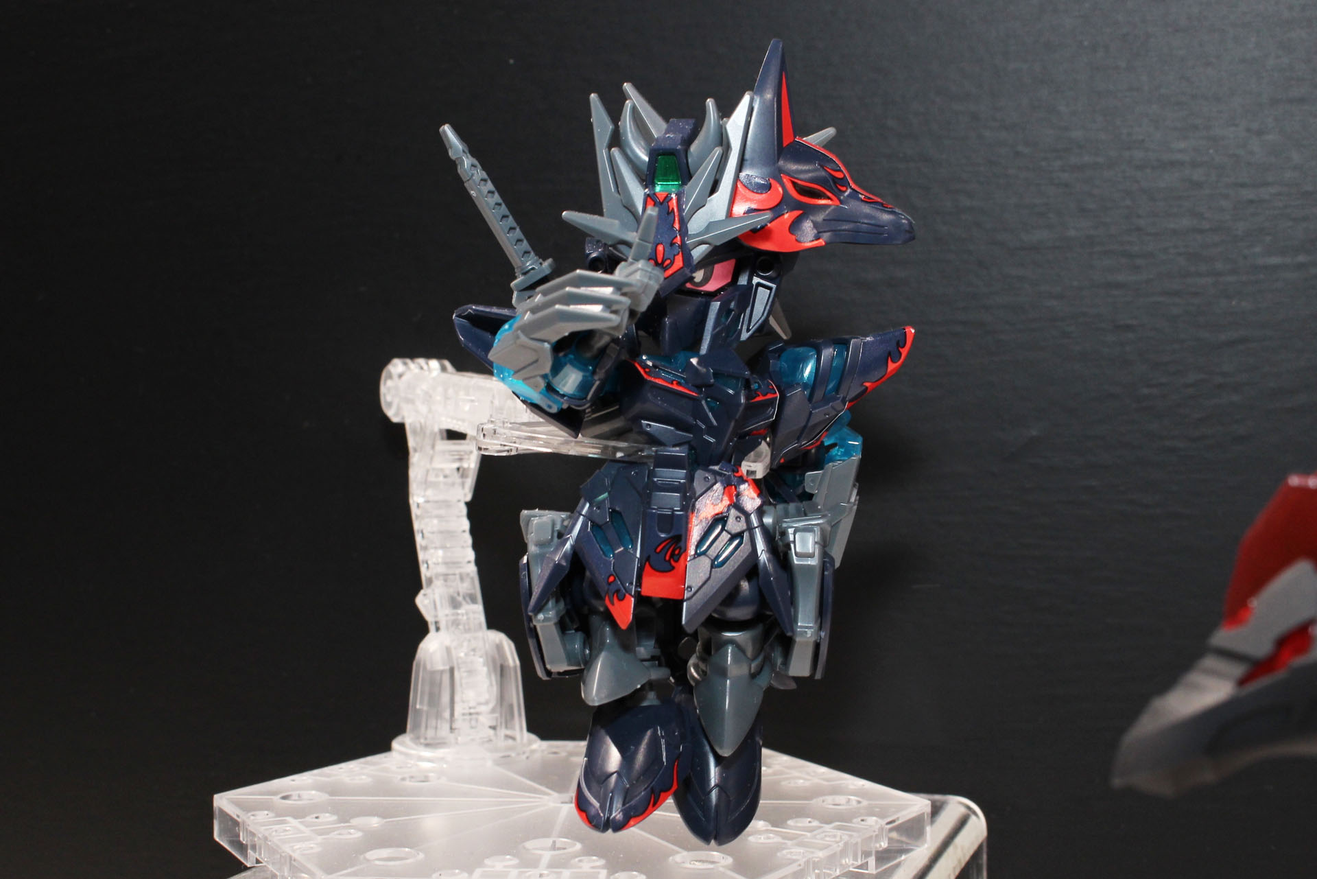 仮面のデザインは狐。印を結んだ手のパーツで、忍者のイメージを強調