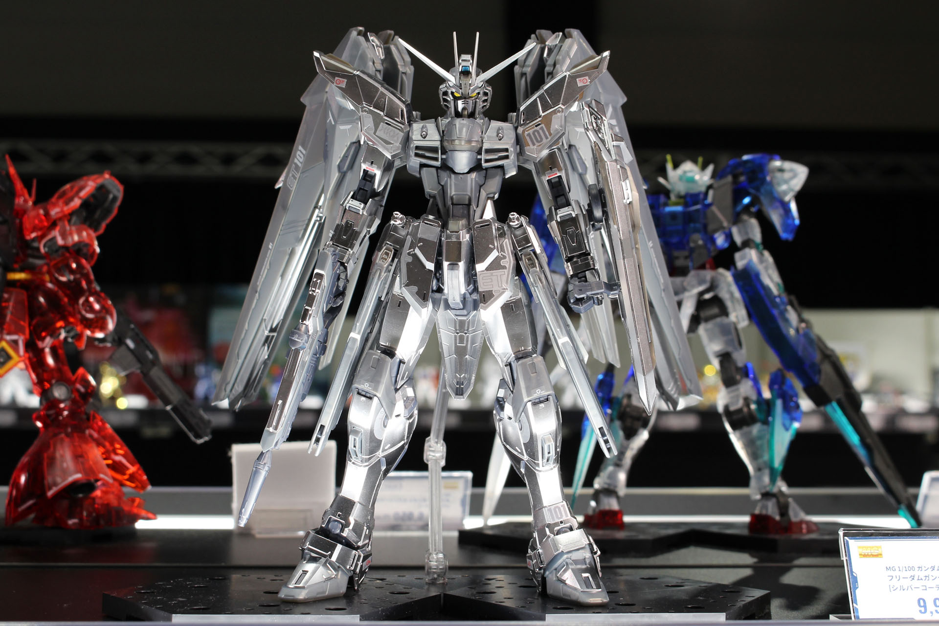 「MG 1/100 ガンダムベース限定 フリーダムガンダム Ver.2.0 [シルバーコーティング]」。THE GUNDAM BASE限定販売で、価格は9,900円（税込）
