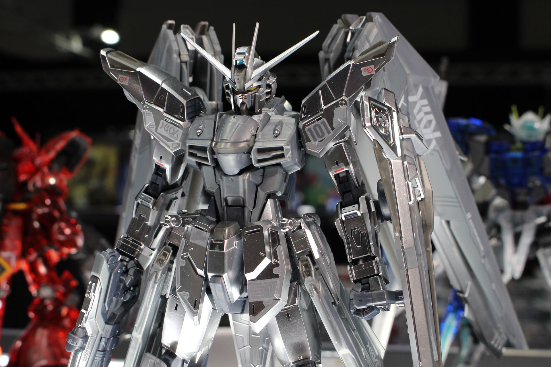 マットなシルバーメッキの輝きが美しい。顔のりりしさも引き立っている