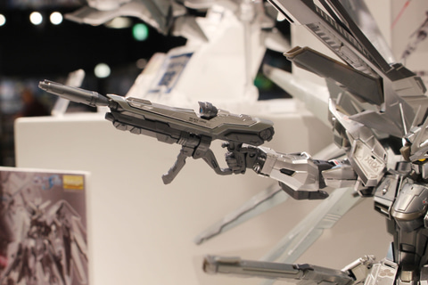 特別企画 ガンダムベース撮り下ろし 白銀に輝く Mg 1 100 ガンダムベース限定 フリーダムガンダム Ver 2 0 シルバーコーティング 発売中 Hobby Watch