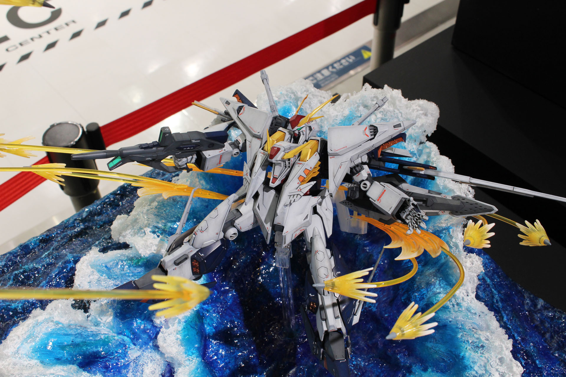 クリアパーツを使用したファンネル・ミサイルとエフェクトを使った迫力のジオラマだ