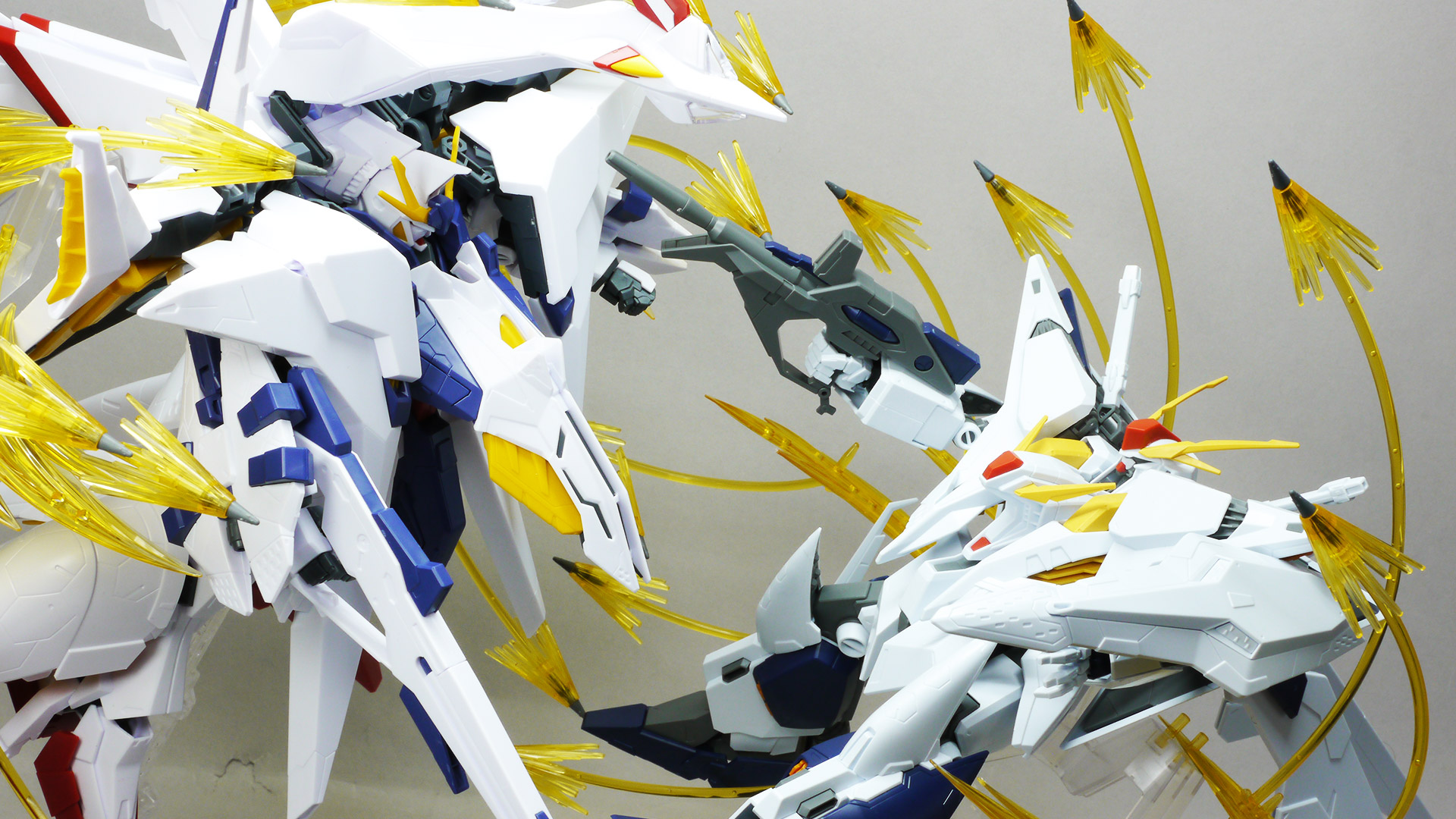 対峙する2機のガンダム。当初ビーム・サーベルで斬り合うものの決着はつかない。いったん距離を取りお互いがファンネル・ミサイルの応酬に切り替えて再び距離を詰める2機の結末は……