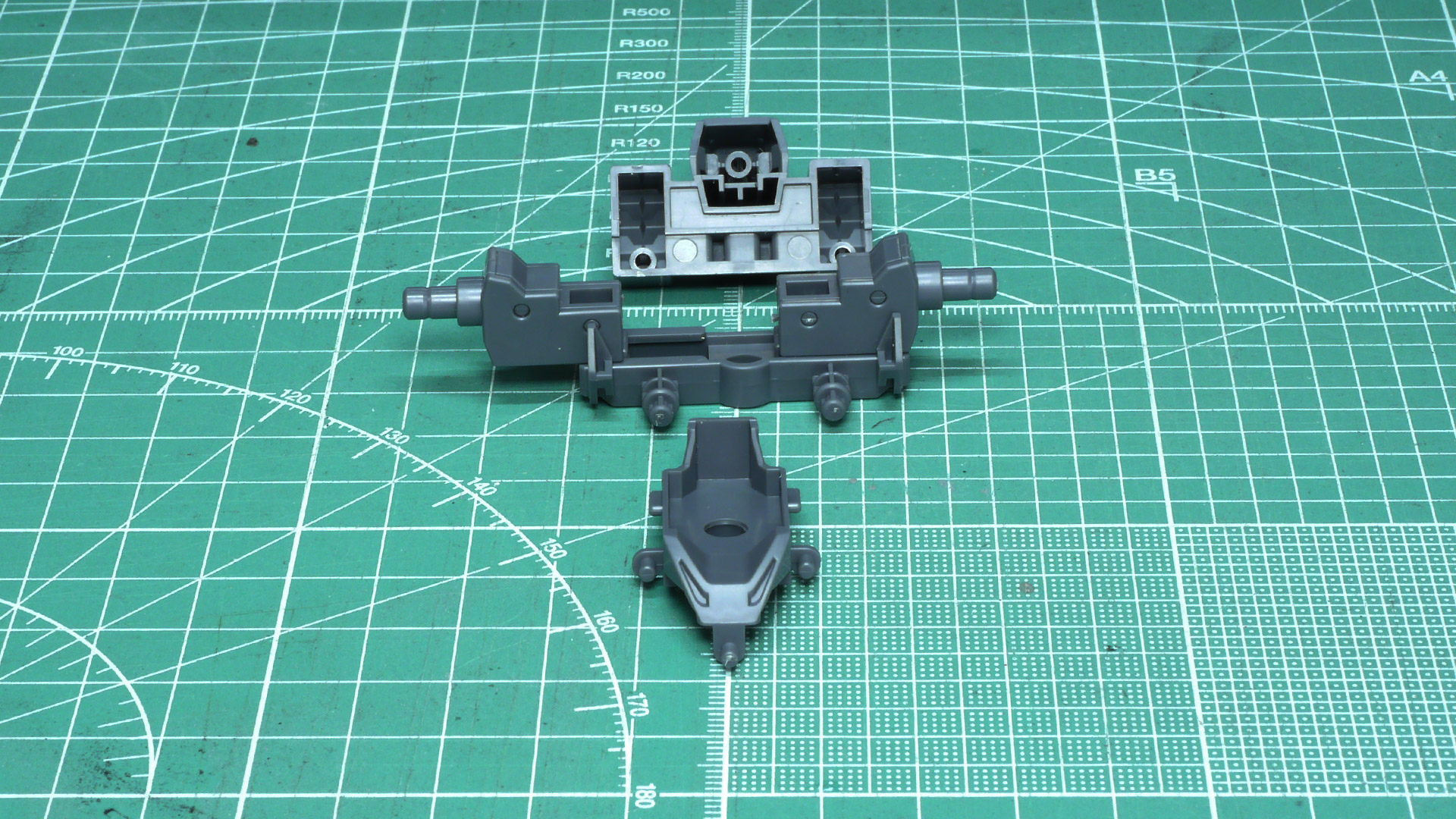 小さいながらもメカフレームとなる肩の構造が面白いですね。金型の抜き方向を巧みに利用して肩をスライドさせる可動機構にあてています
