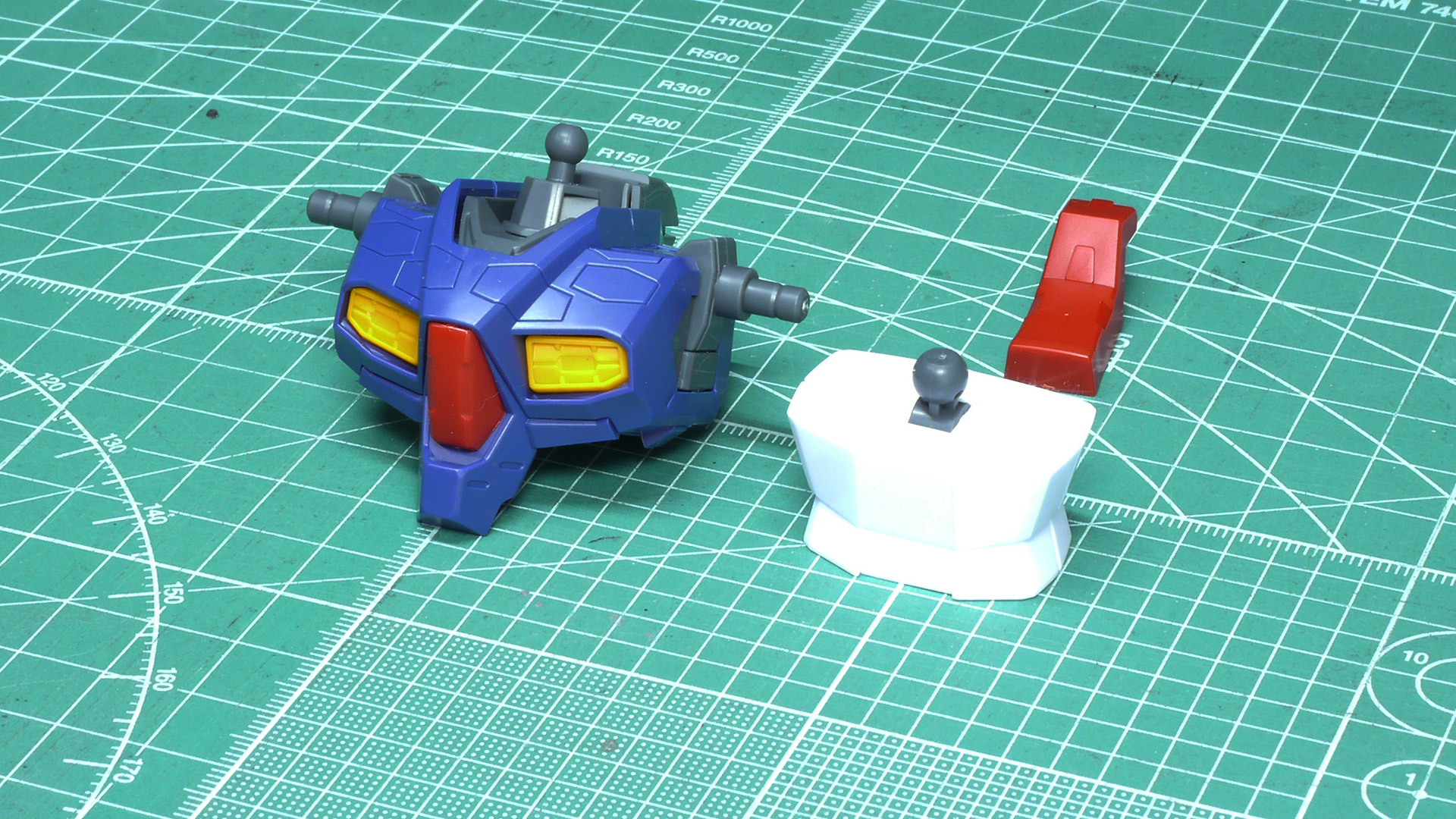 小さいながらもメカフレームとなる肩の構造が面白いですね。金型の抜き方向を巧みに利用して肩をスライドさせる可動機構にあてています