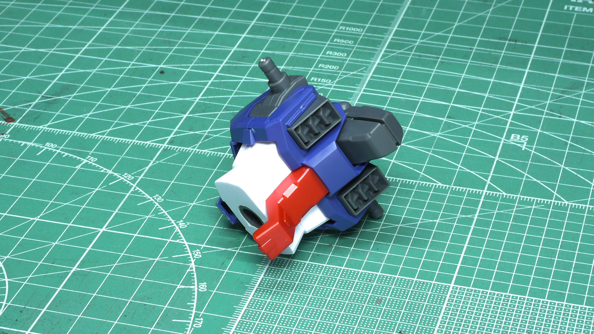 小さいながらもメカフレームとなる肩の構造が面白いですね。金型の抜き方向を巧みに利用して肩をスライドさせる可動機構にあてています