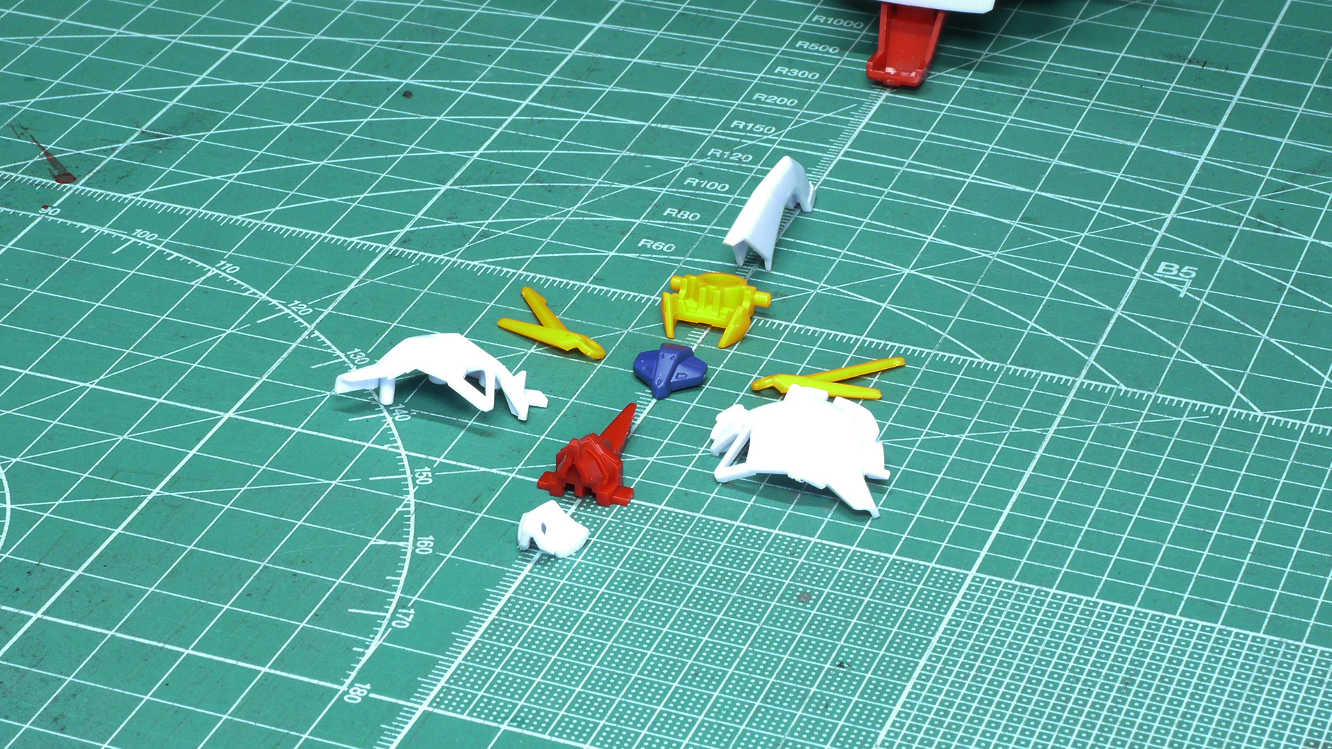 小さいながらもメカフレームとなる肩の構造が面白いですね。金型の抜き方向を巧みに利用して肩をスライドさせる可動機構にあてています