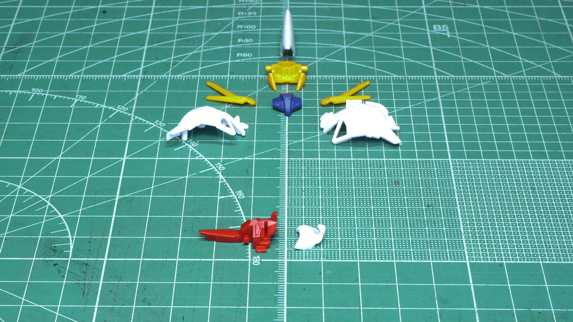 小さいながらもメカフレームとなる肩の構造が面白いですね。金型の抜き方向を巧みに利用して肩をスライドさせる可動機構にあてています