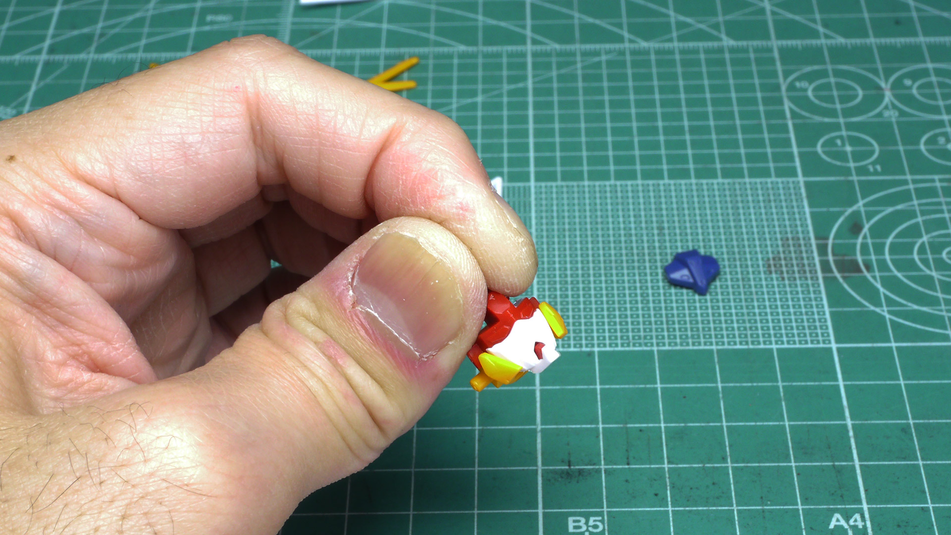 小さいながらもメカフレームとなる肩の構造が面白いですね。金型の抜き方向を巧みに利用して肩をスライドさせる可動機構にあてています