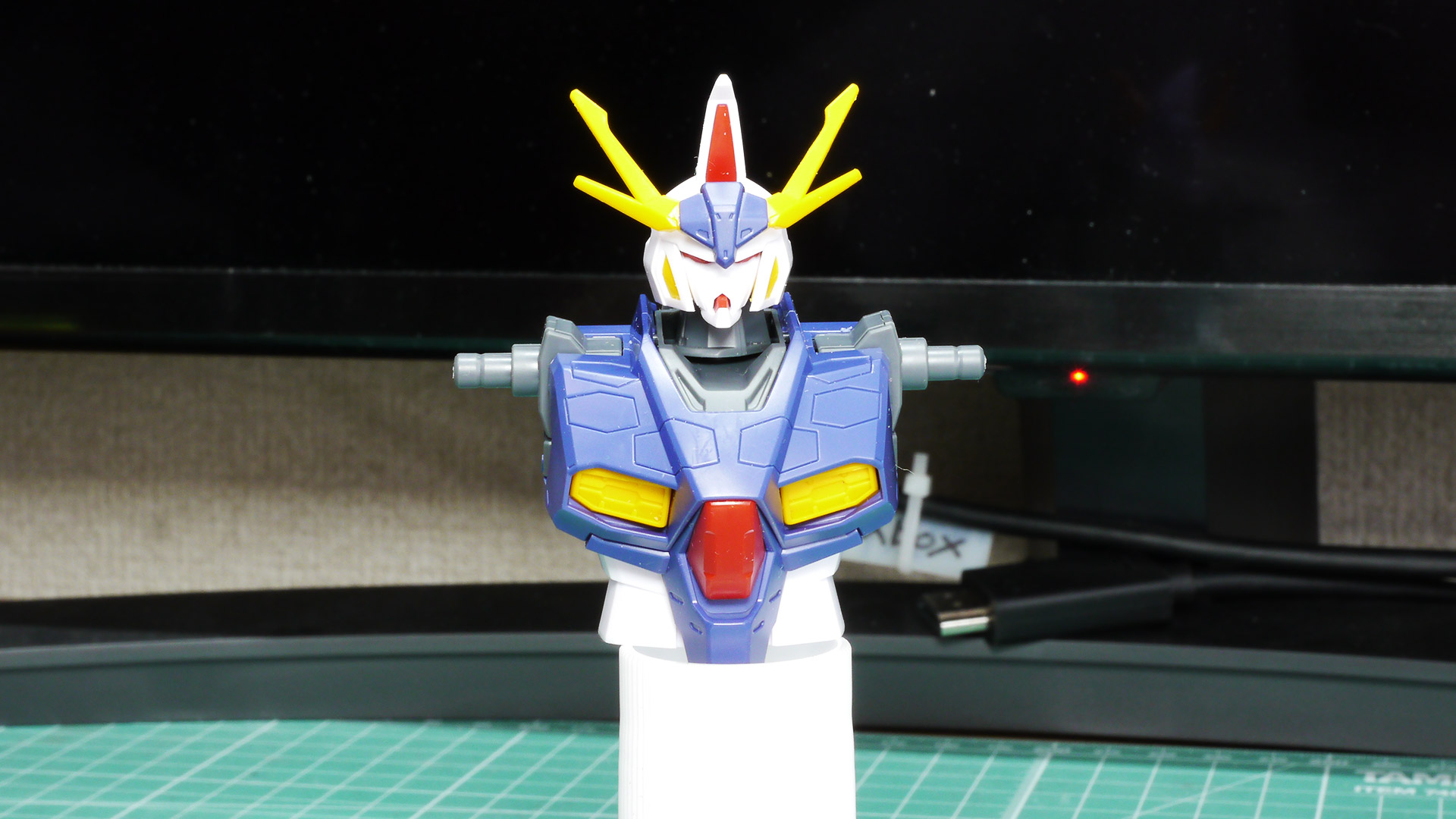 小さいながらもメカフレームとなる肩の構造が面白いですね。金型の抜き方向を巧みに利用して肩をスライドさせる可動機構にあてています