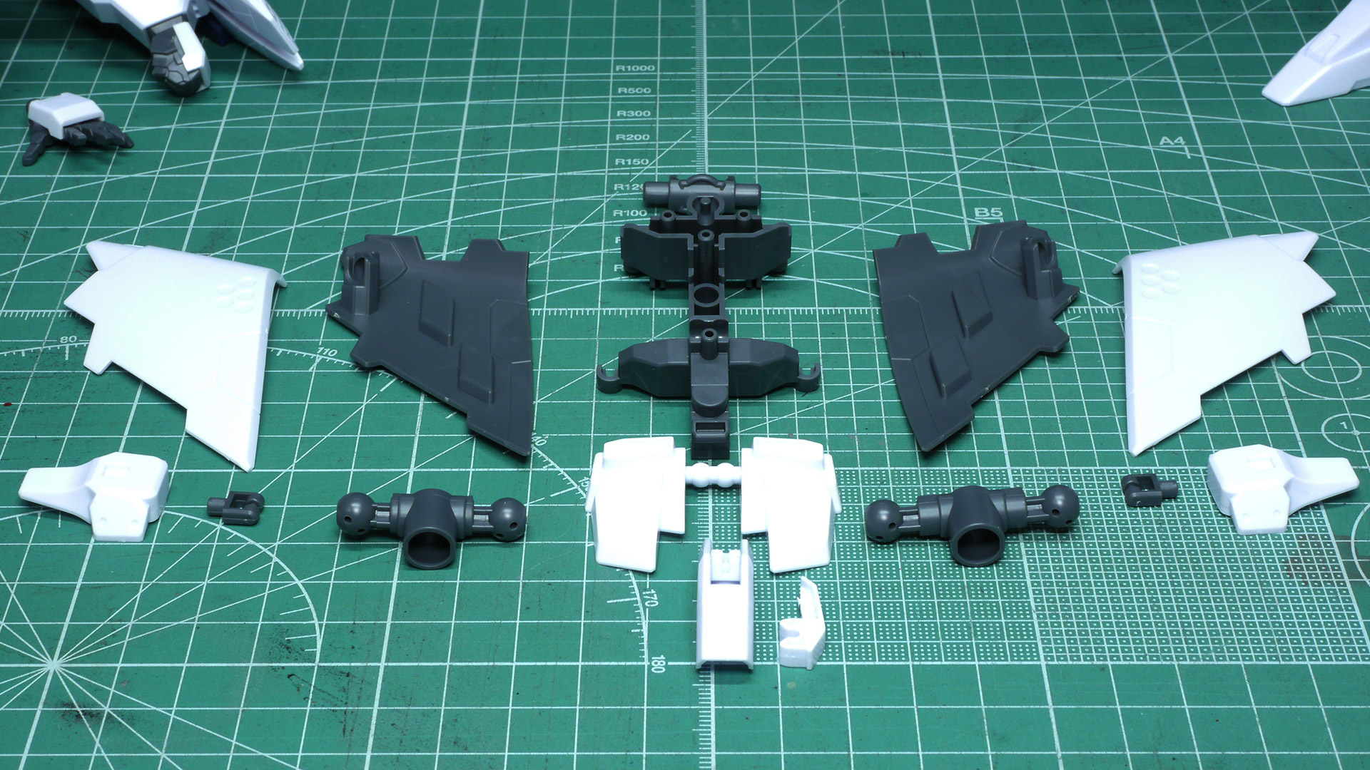 リアアーマーのボリュームがすごいです。脚部だけでの長さが気になっていたので「HGUC 1/144 RX-78-2 ガンダム」と比較させてみたら圧倒的な巨大さがよくわかりました